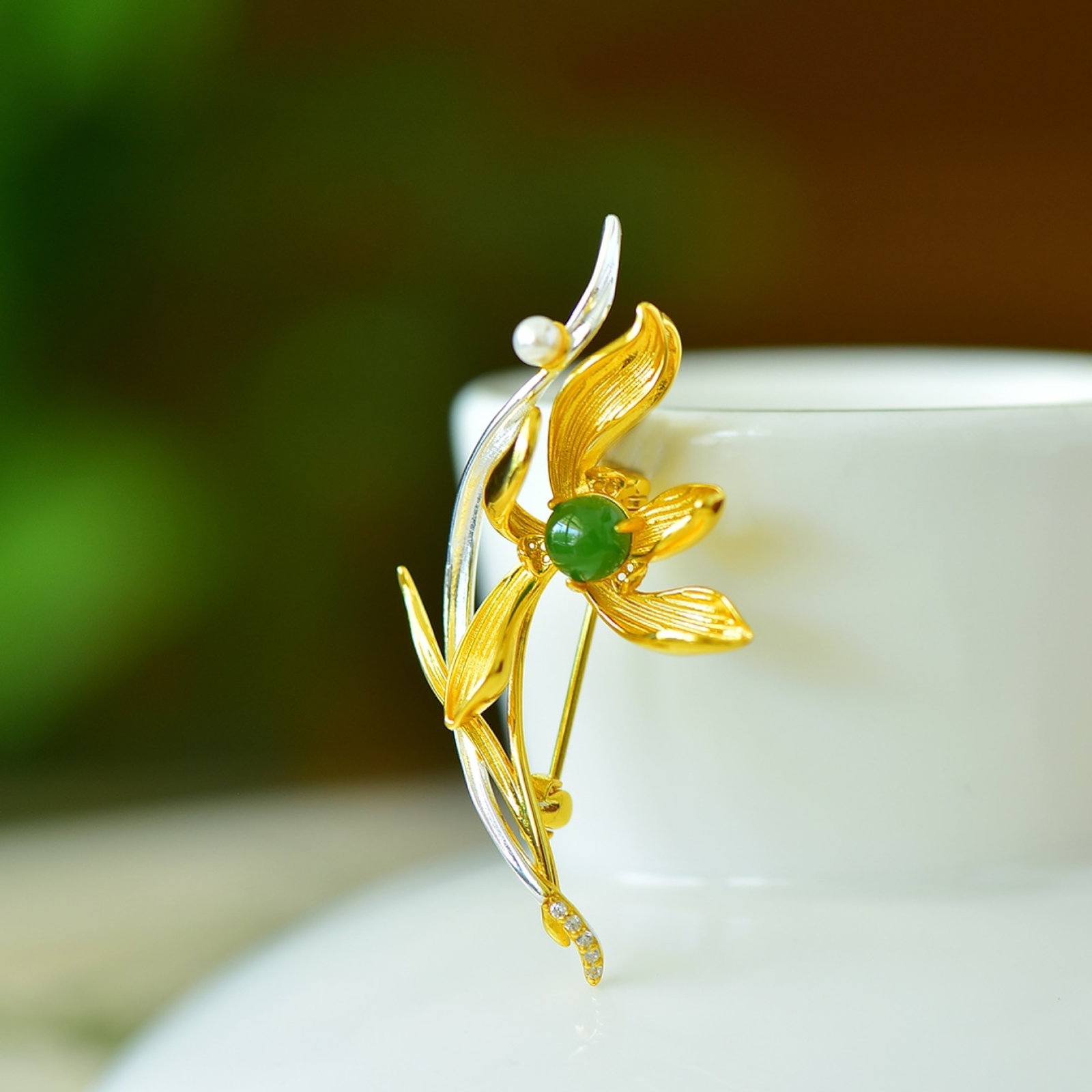 An Exquisite Sterling Silver-Gold Plated Inlaid White Jade Brooch: An Exquisite Sterling Silver-Gold Plated Inlaid White Jade Brooch,Size:6mmx6mm 纯银镀金镶白玉胸针