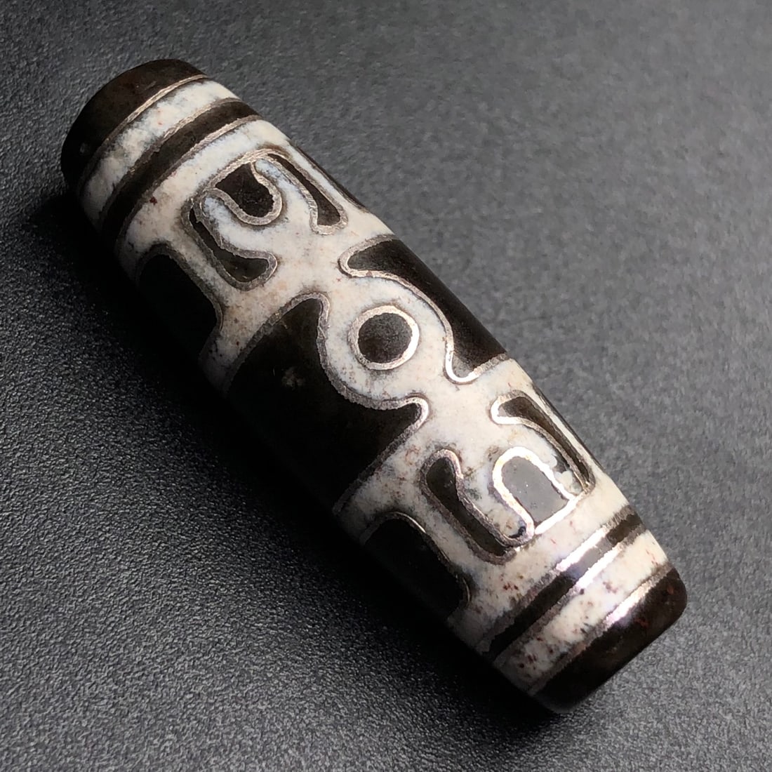An Exquisite Dzi Bead Pendant,Inlaid Silver wire,With Cinnabar: An Exquisite Dzi Bead Pendant,Inlaid Silver wire,With Cinnabar,Size:38mmx12mm,Weight:8.6g 天珠挂件,嵌银丝,配朱砂