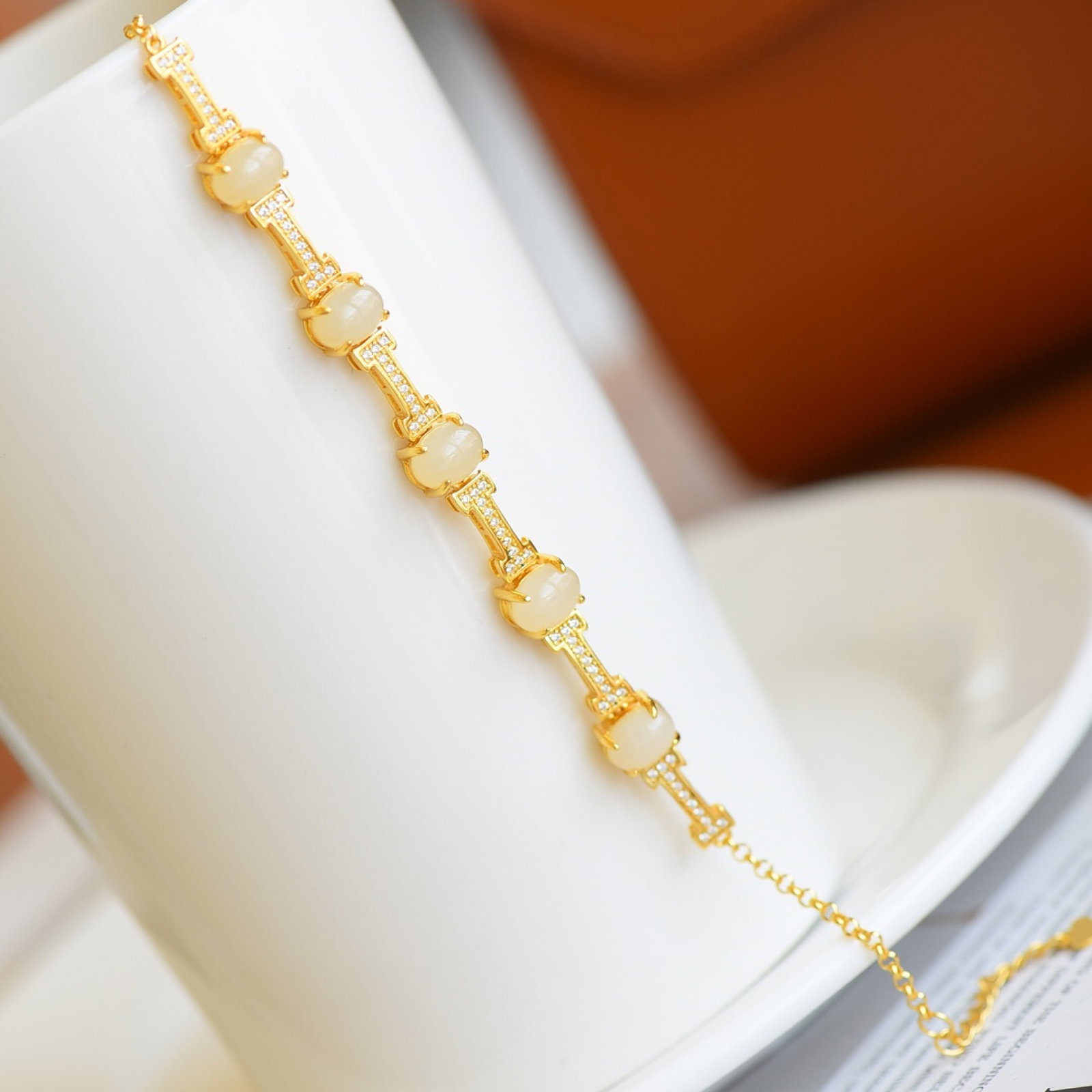 An Exquisite Sterling Silver-Gold Plated Inlaid White Jade Bracelets,Inlaid Diamond: An Exquisite Sterling Silver-Gold Plated Inlaid White Jade Bracelets,Inlaid Diamond,Size:6mmx8mm 纯银镀金镶白玉手链,嵌钻石
