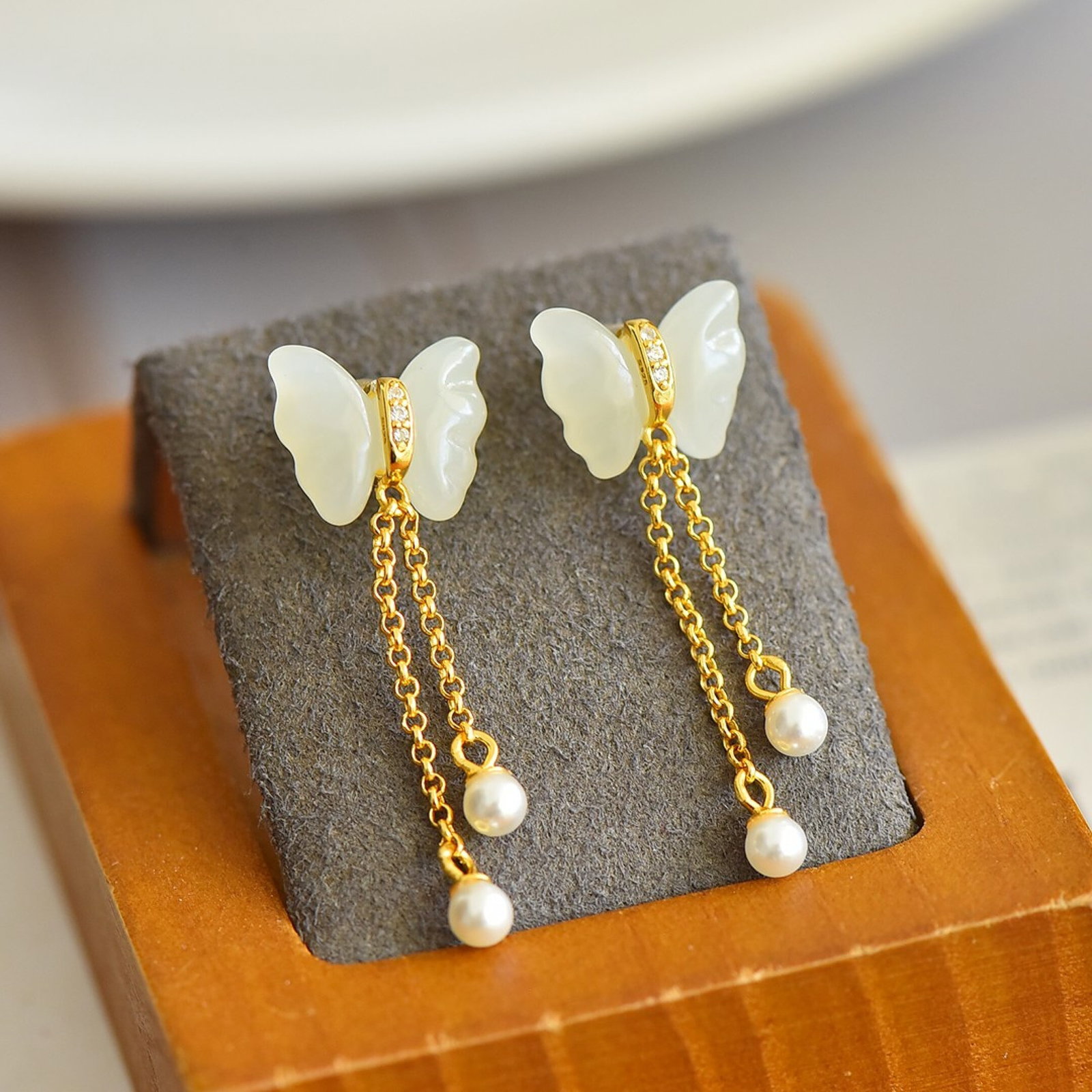 A Pair of Exquisite Sterling Silver-Gold Plated Inlaid White Jade Earrings,Inlaid Pearls: A Pair of Exquisite Sterling Silver-Gold Plated Inlaid White Jade Earrings,Inlaid Pearls,Size:10mmx12mm
