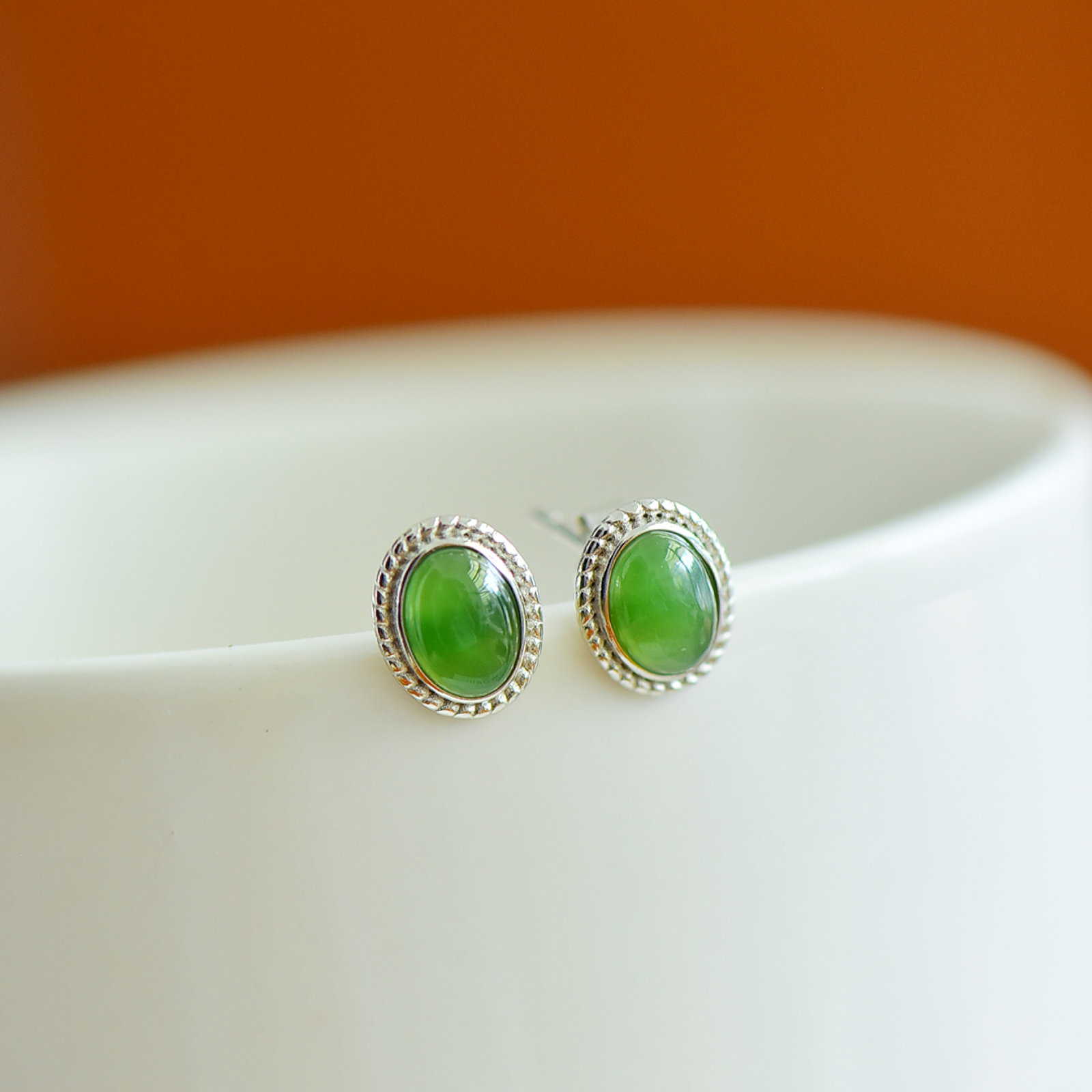 A Pair of Exquisite Sterling Silver Inlaid Jasper Earrings: A Pair of Exquisite Sterling Silver Inlaid Jasper Earrings,Size:5mmx7mm 一对纯银镶碧玉耳钉