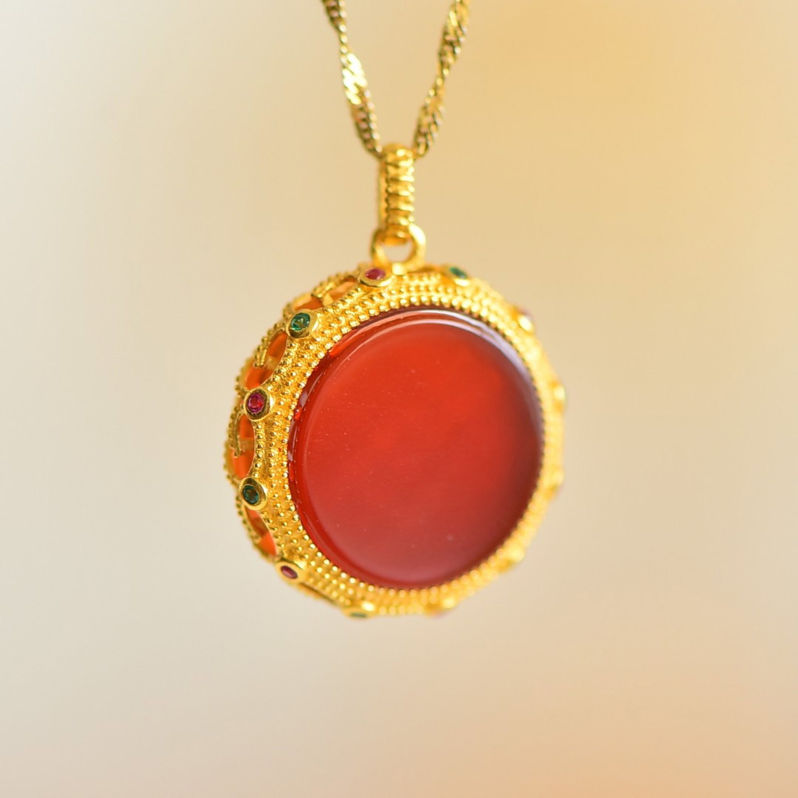An Exquisite Sterling Silver-Gold Plated Inlaid Agate Pendant,Inlaid Diamond: An Exquisite Sterling Silver-Gold Plated Inlaid Agate Pendant,Inlaid Diamond,Size:16mmx16mm 纯银镀金镶玛瑙吊坠,嵌钻石