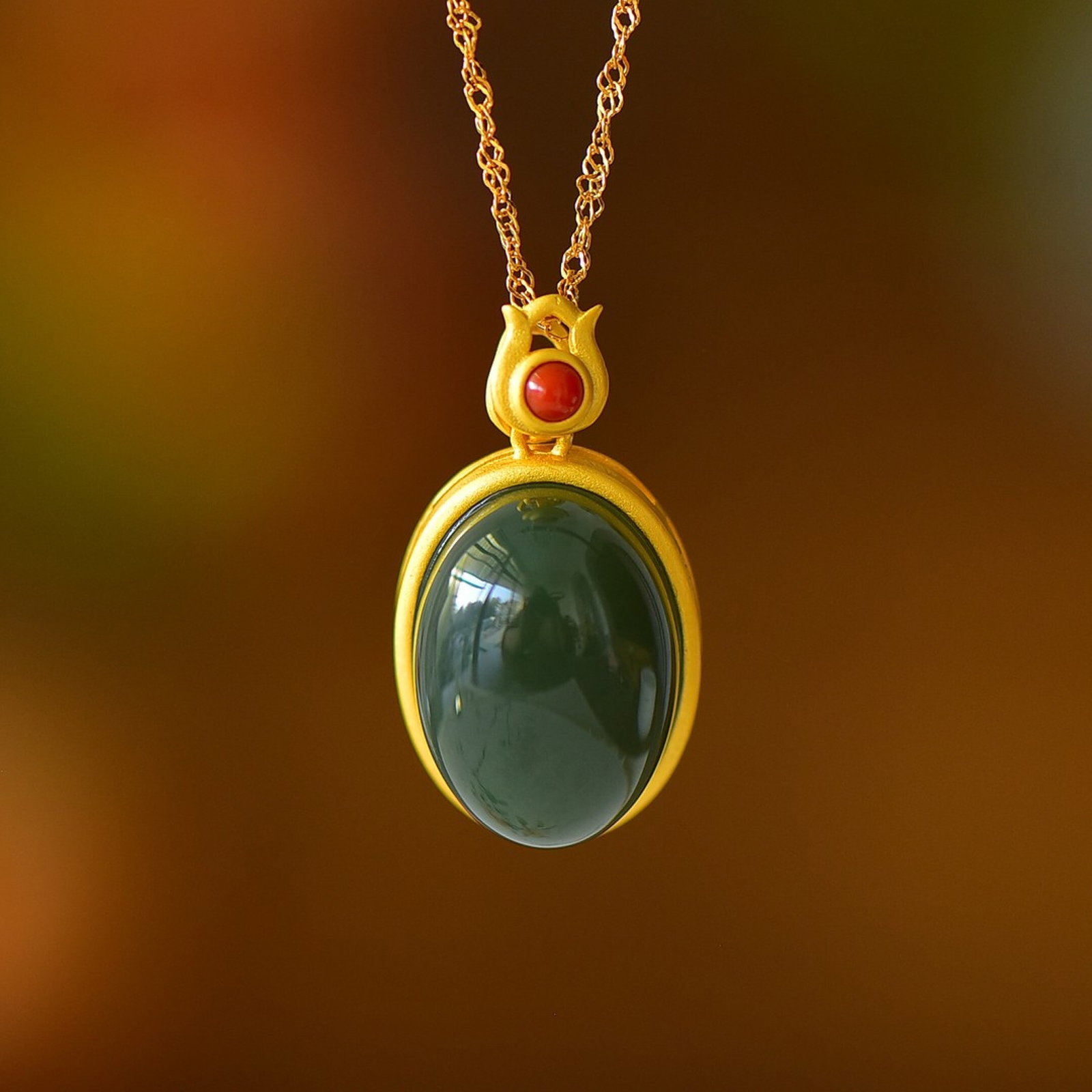 An Exquisite Sterling Silver-Gold Plated Inlaid Sapphire Pendant: An Exquisite Sterling Silver-Gold Plated Inlaid Sapphire Pendant,Size:13mmx18mm 纯银镀金镶青玉吊坠