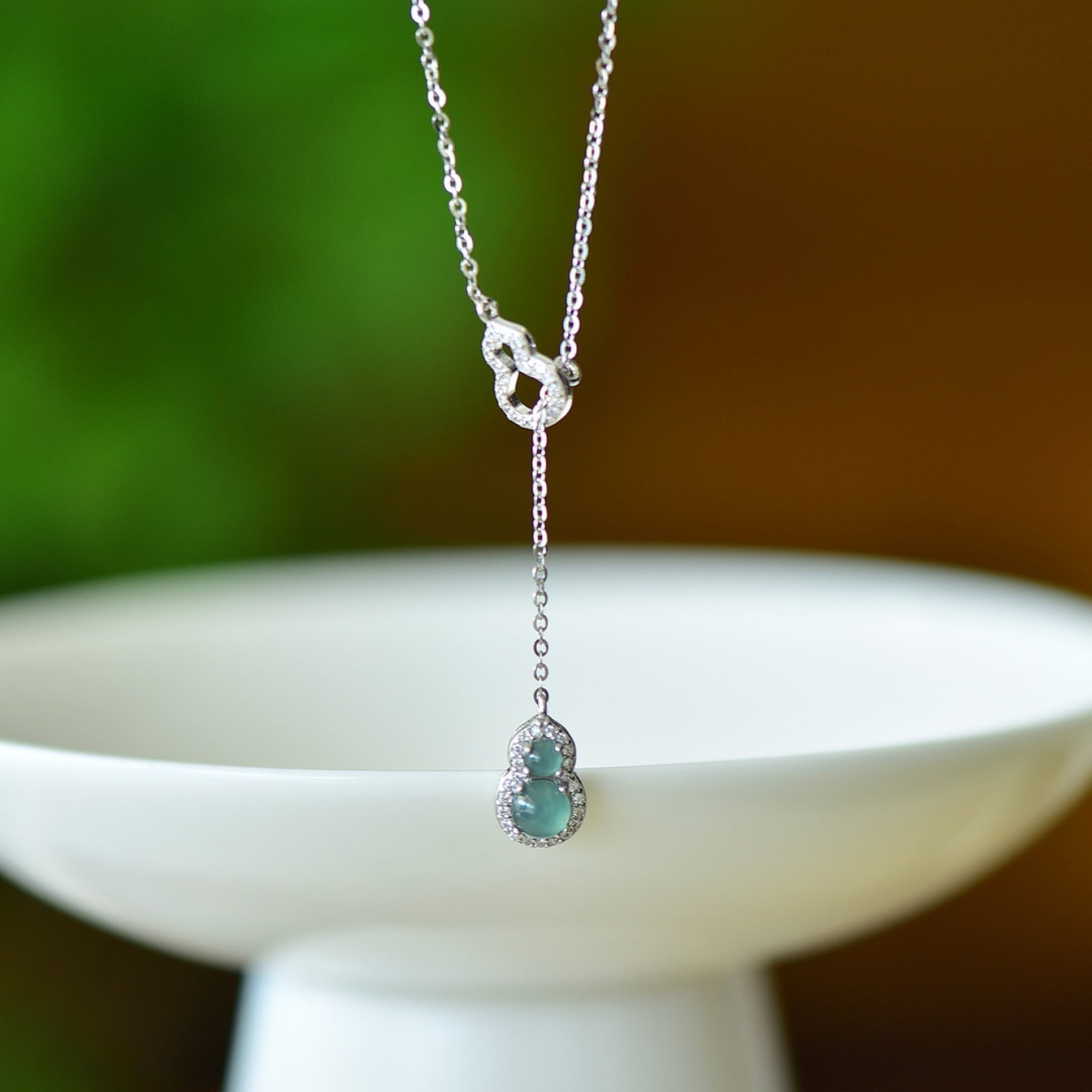 An Exquisite Sterling Silver Inlaid Jadeite Gourd Pendant,Inlaid Diamond: An Exquisite Sterling Silver Inlaid Jadeite Gourd Pendant,Inlaid Diamond,Size:5mmx5mm 纯银镶翡翠葫芦吊坠,嵌钻石