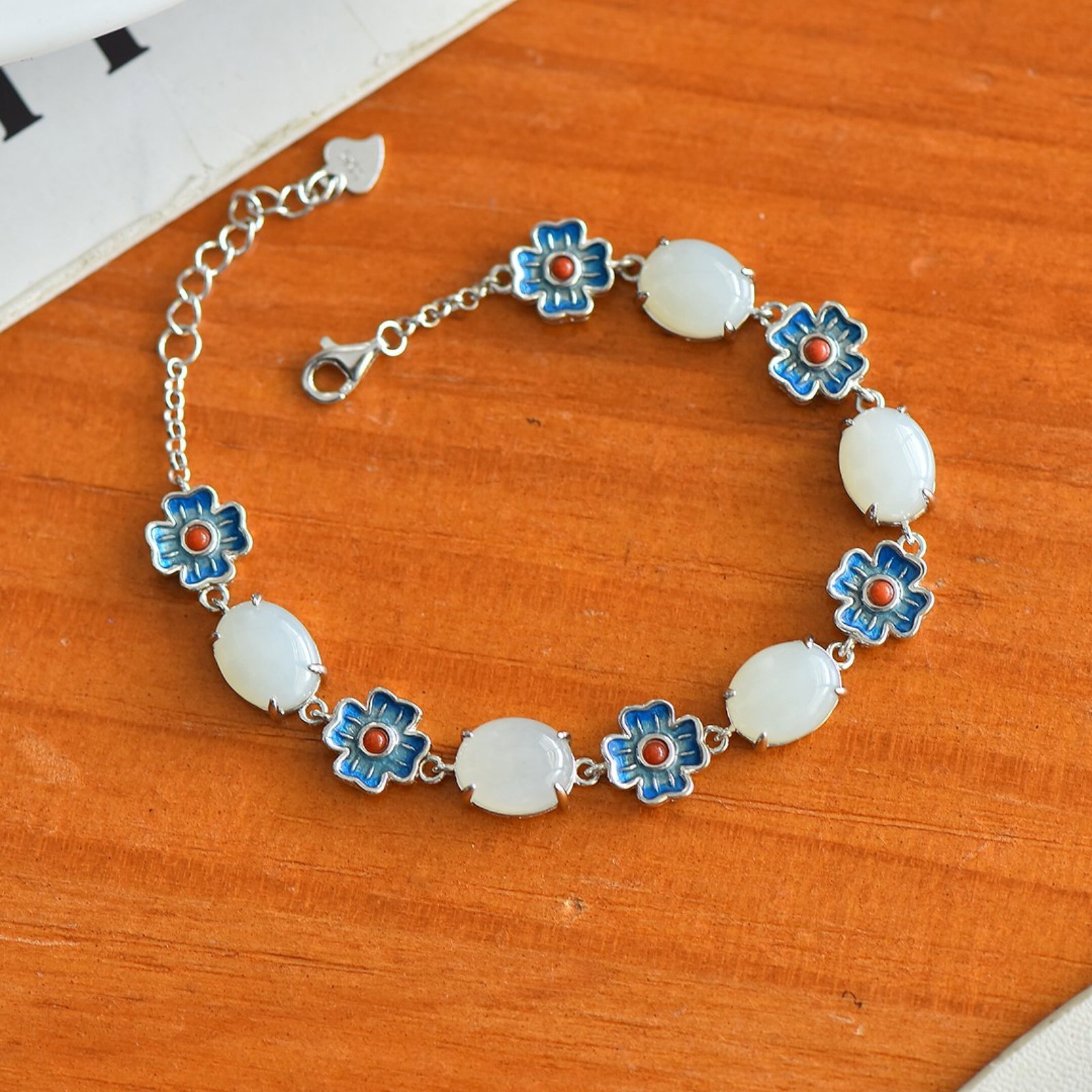 An Exquisite Sterling Silver Inlaid White Jade Enamel Bracelet,Inlaid Agate: An Exquisite Sterling Silver Inlaid White Jade Enamel Bracelet,Inlaid Agate,Size:12mmx12mm 纯银镶白玉珐琅手链,嵌玛瑙