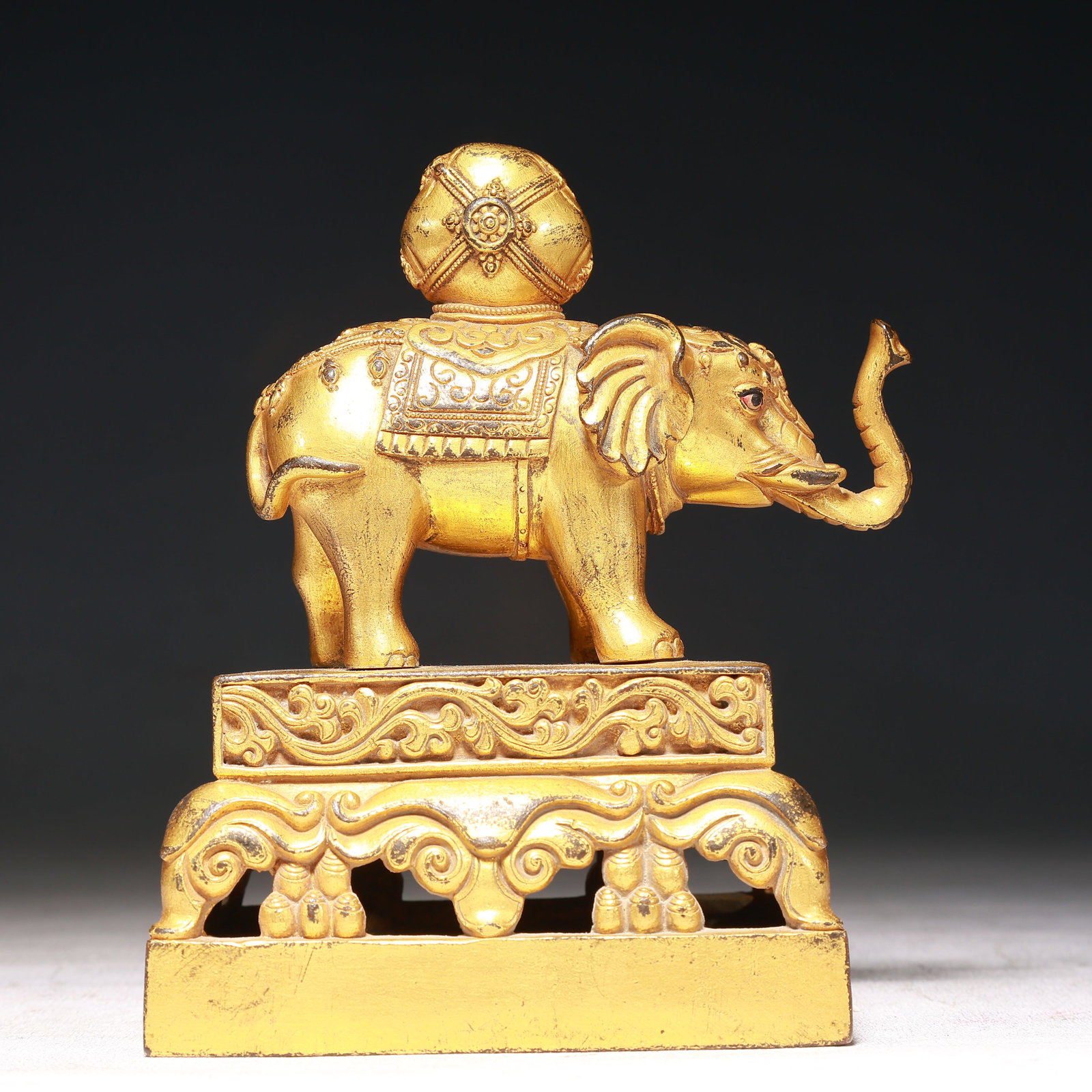 An Exquisite Gilt Bronze Elephant Seal: An Exquisite Gilt Bronze Elephant Seal,Qing Dynasty,China,Size:3.9inx3inx5.5in,Weight:1150g 铜鎏金大象印章,中国清代