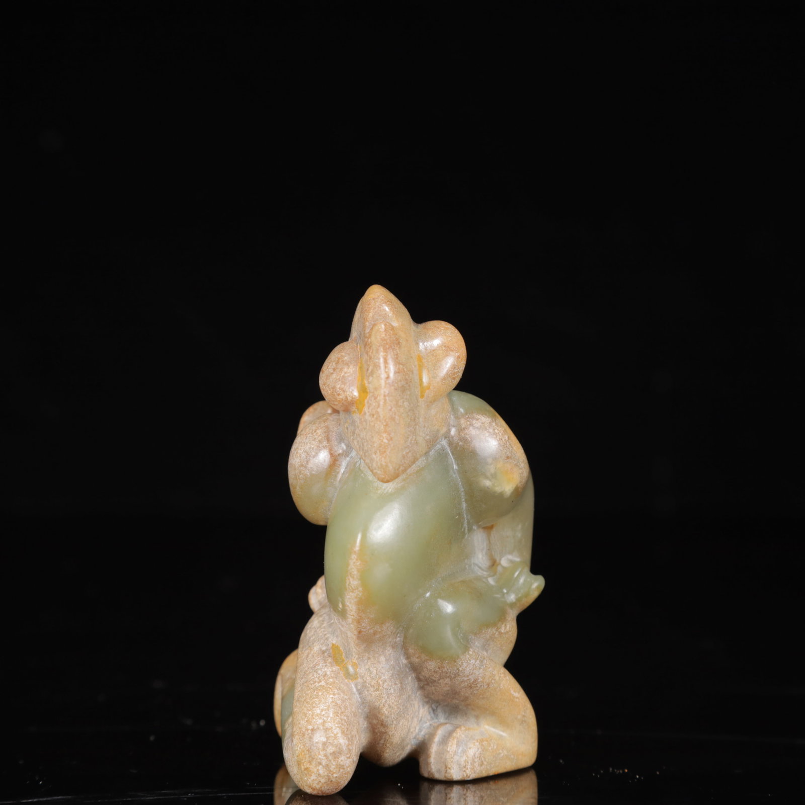 An Exquisite White Jade Auspicious Beast Ornament: An Exquisite White Jade Auspicious Beast Ornament,Qing Dynasty,China,Size:2inx2inx3.5in,Weight:321g 白玉瑞兽摆件,中国清代
