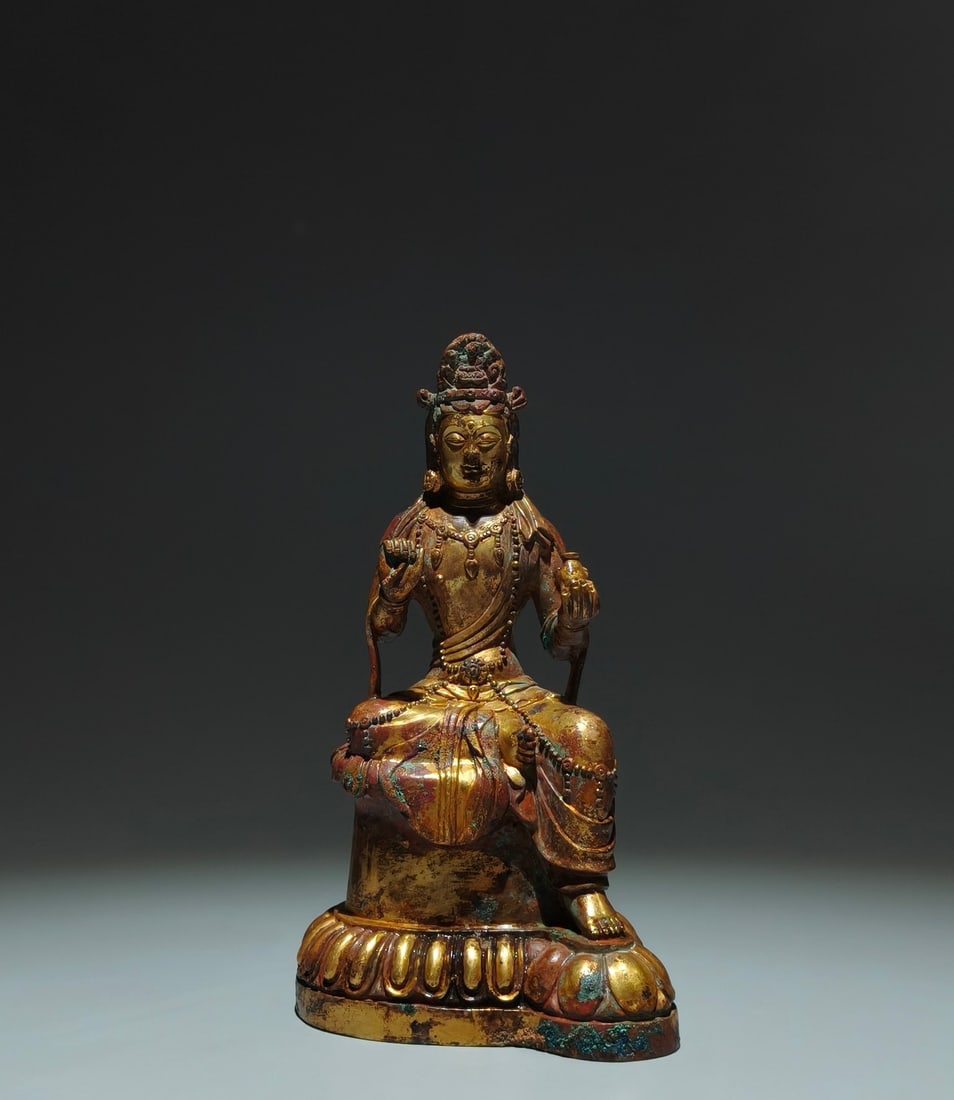 A Solemn Gilt Bronze Statue of Avalokitesvara: A Solemn Gilt Bronze Statue of Avalokitesvara,Tang Dynasty,China,Size:8.3inx5.1inx3.9in 铜鎏金观音像,中国唐代