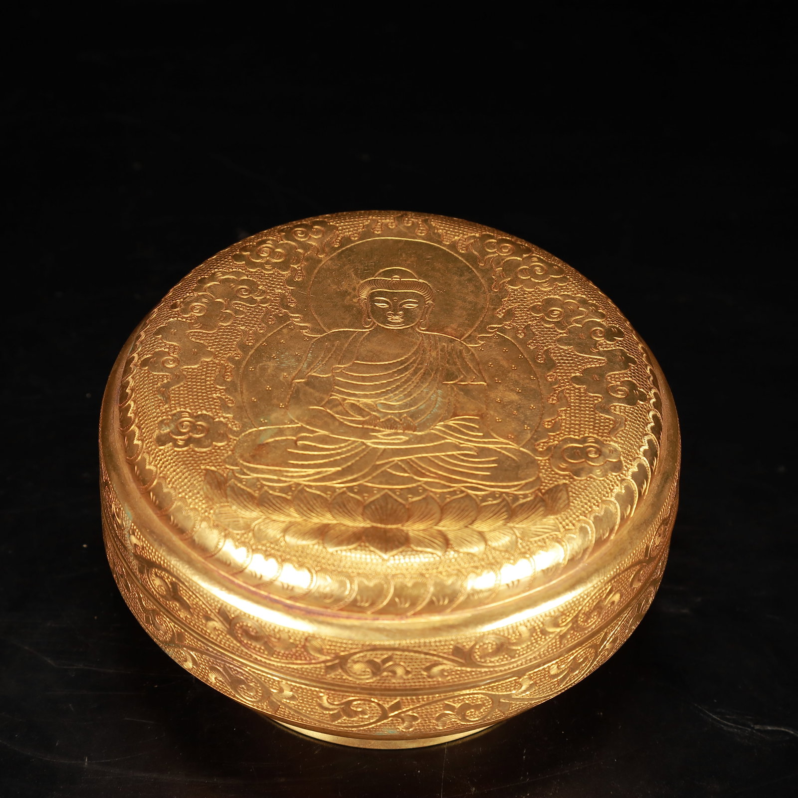 An Exquisite Gilt Bronze Statue of Avalokitesvara Pattern Jar with Cover: An Exquisite Gilt Bronze Statue of Avalokitesvara Pattern Jar with Cover,Tang Dynasty, China,Zhenguan Four-character Mark,Size:4.7inx2.8in,Weight:500g 铜鎏金观音像&
