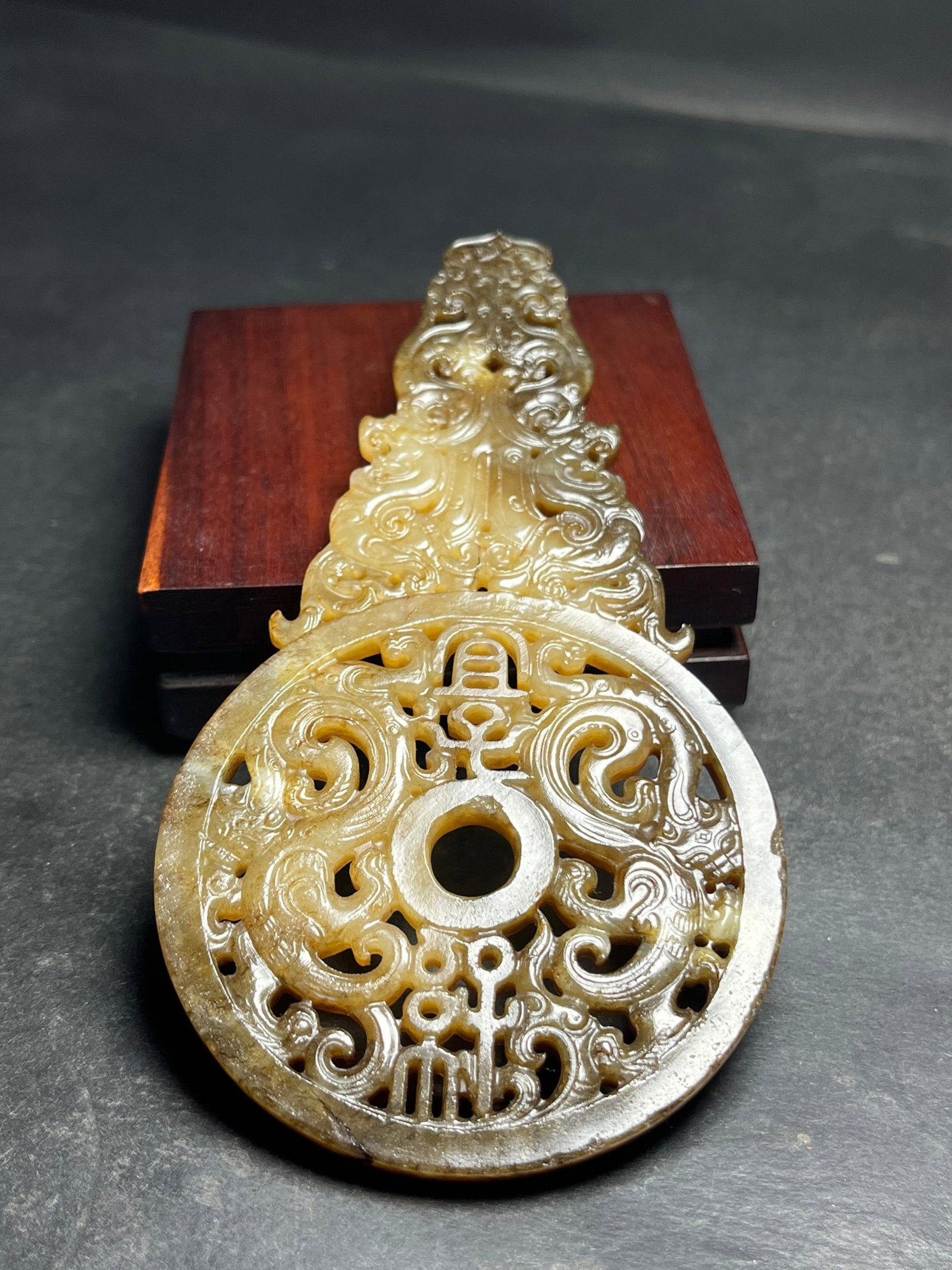 An Exquisite White Jade Dragon Pattern Pendant: An Exquisite White Jade Dragon Pattern Pendant,Qing Dynasty,China,Size:128mmx6mmx69mm,Weight:72g 白玉龙纹挂件,中国清代
