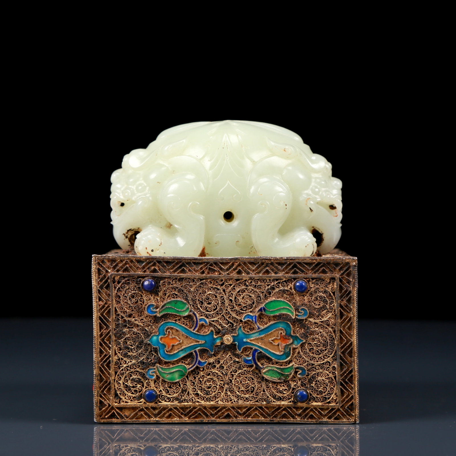 An Exquisite White Jade Inlaid Gems Dragon pattern seal: An Exquisite White Jade Inlaid Gems Dragon pattern seal，Qing Dynasty, China，Size:3.5inx3.9in，Weight:1600g 白玉嵌宝石龙纹印章&