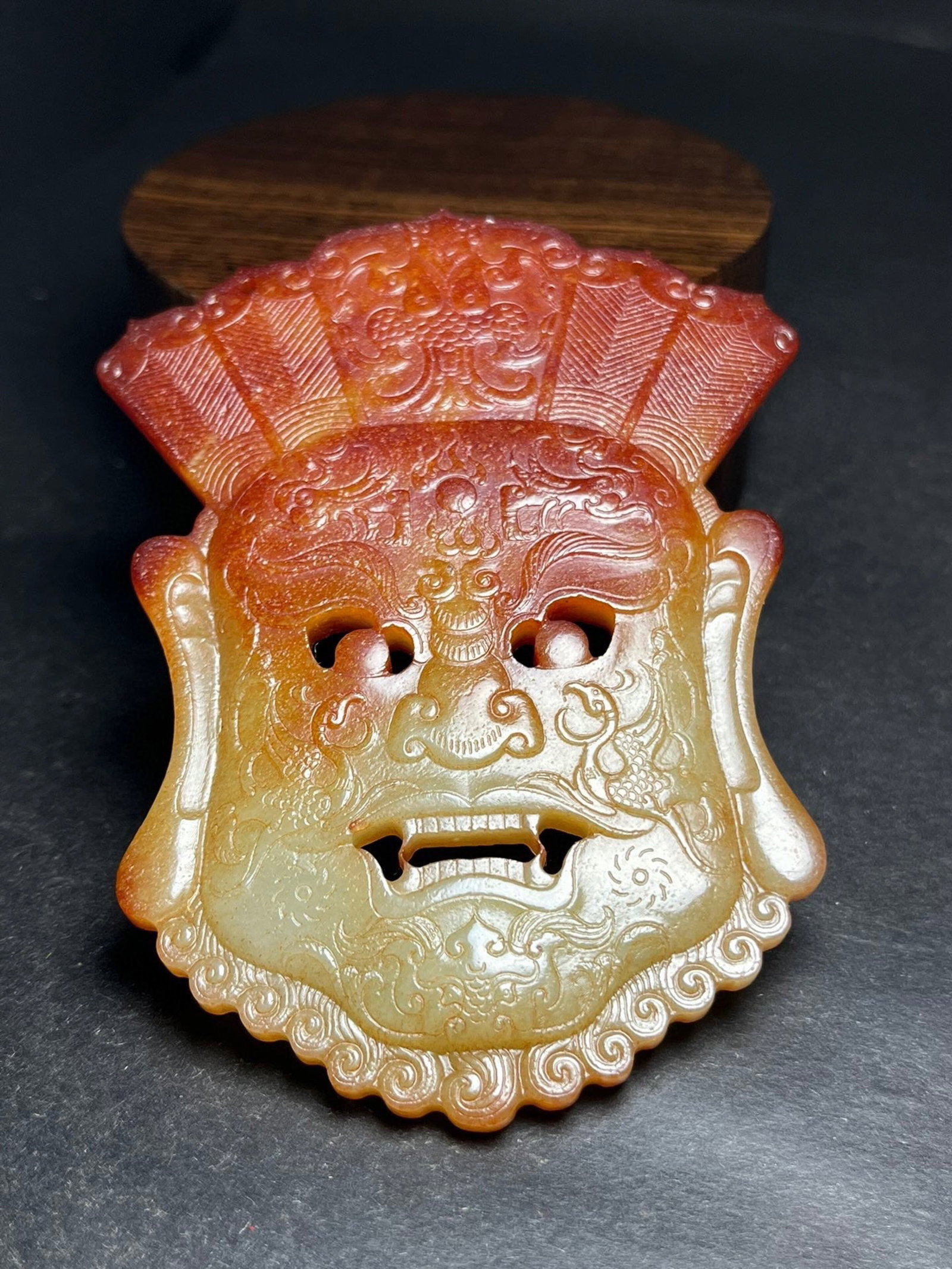 An Exquisite White Jade Phoenix Pattern Mask: An Exquisite White Jade Phoenix Pattern Mask,Qing Dynasty,China,Size:86mmx7mmx107mm,Weight:90g 白玉凤纹面具,中国清代