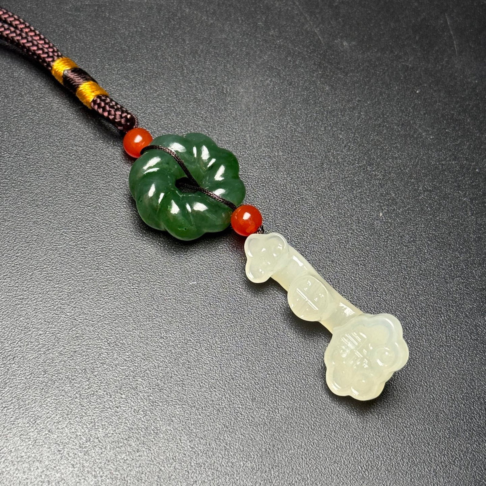 An Exquisite White Jade Ruyi Pendant,With Jasper: An Exquisite White Jade Ruyi Pendant,With Jasper,Qing Dynasty,China,Size:40mmx19mmx11mm,Total Weight:18g 白玉如意挂件,配碧玉,中国ę