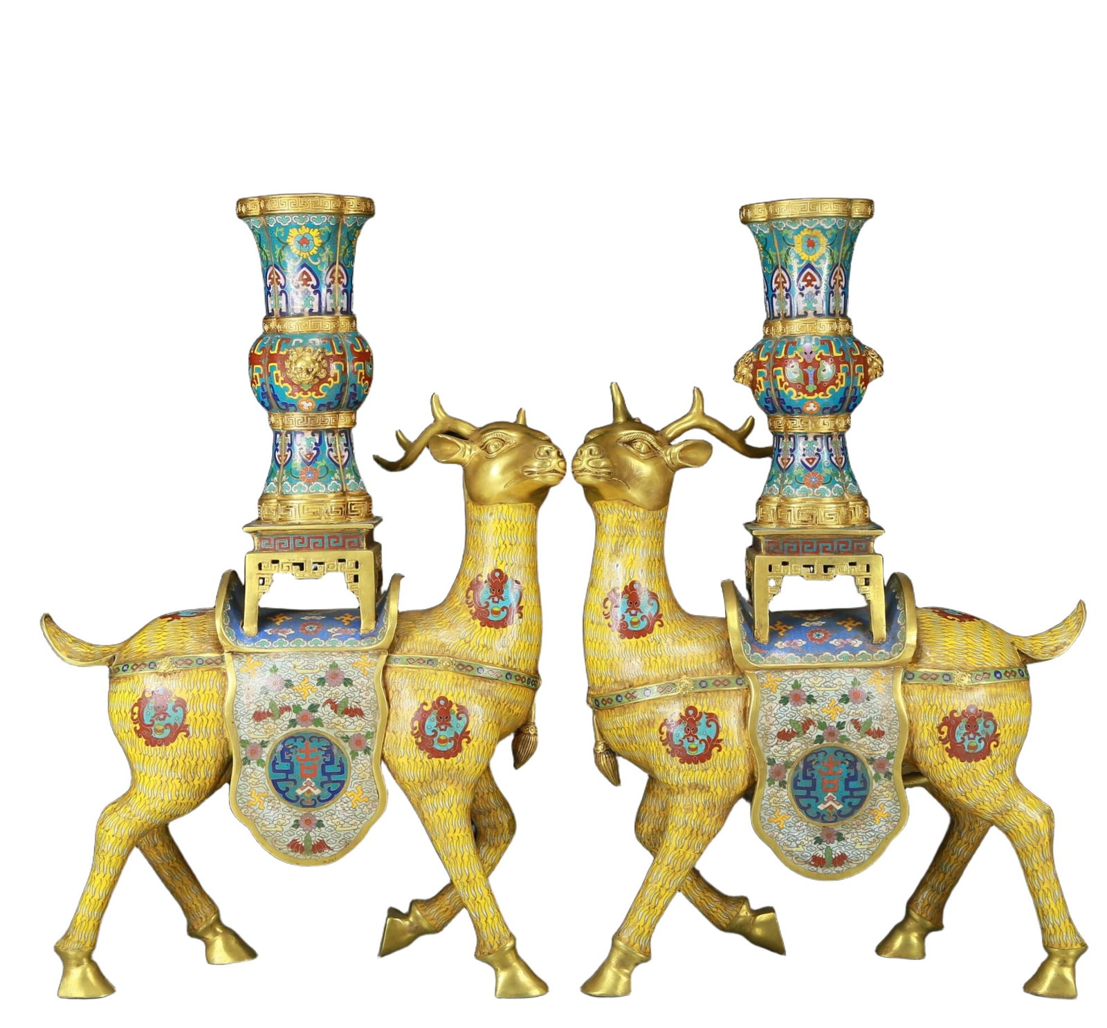 A stunning pair of cloisonné deer-shaped bottles: A pair of stunning cloisonné deer-shaped bottles. The application of filigree technology makes the decoration of this collection more refined and three-dimensional. This collectible is functional