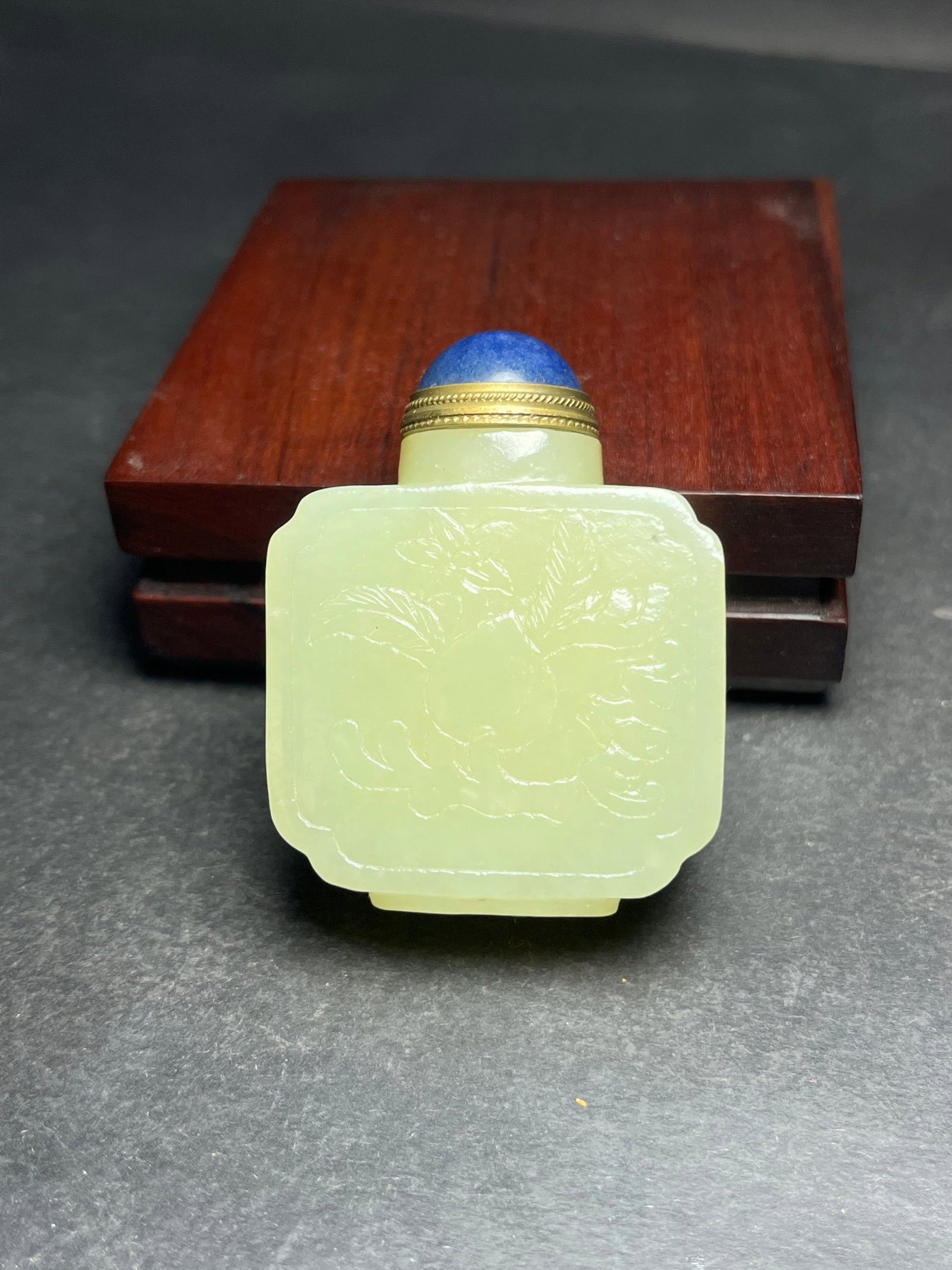 An Exquisite White Jade Bats and Peach Pattern Snuff Bottle: An Exquisite White Jade Bats and Peach Pattern Snuff Bottle,Qing Dynasty,China,Size:54mmx19mmx42mm,Weight:79g 白玉福寿纹鼻烟壶,中国清&