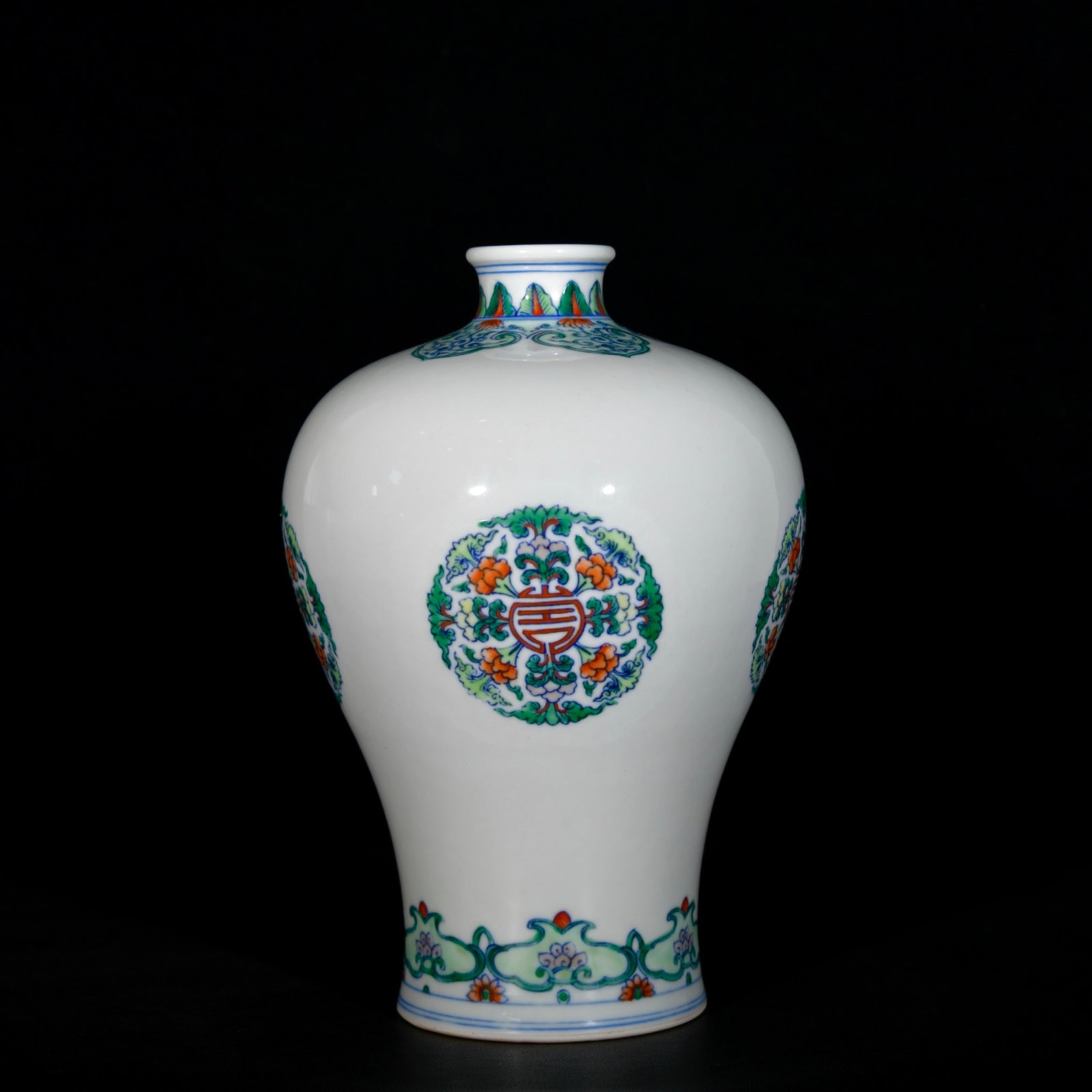 An Exquisite Doucai Flower Pattern Vase: An Exquisite Doucai Flower Pattern Vase,Qing Dynasty, China,Yongzheng Six-character Mark,Size:8.7inx5.9in 斗彩花卉纹瓶,中国清代,雍