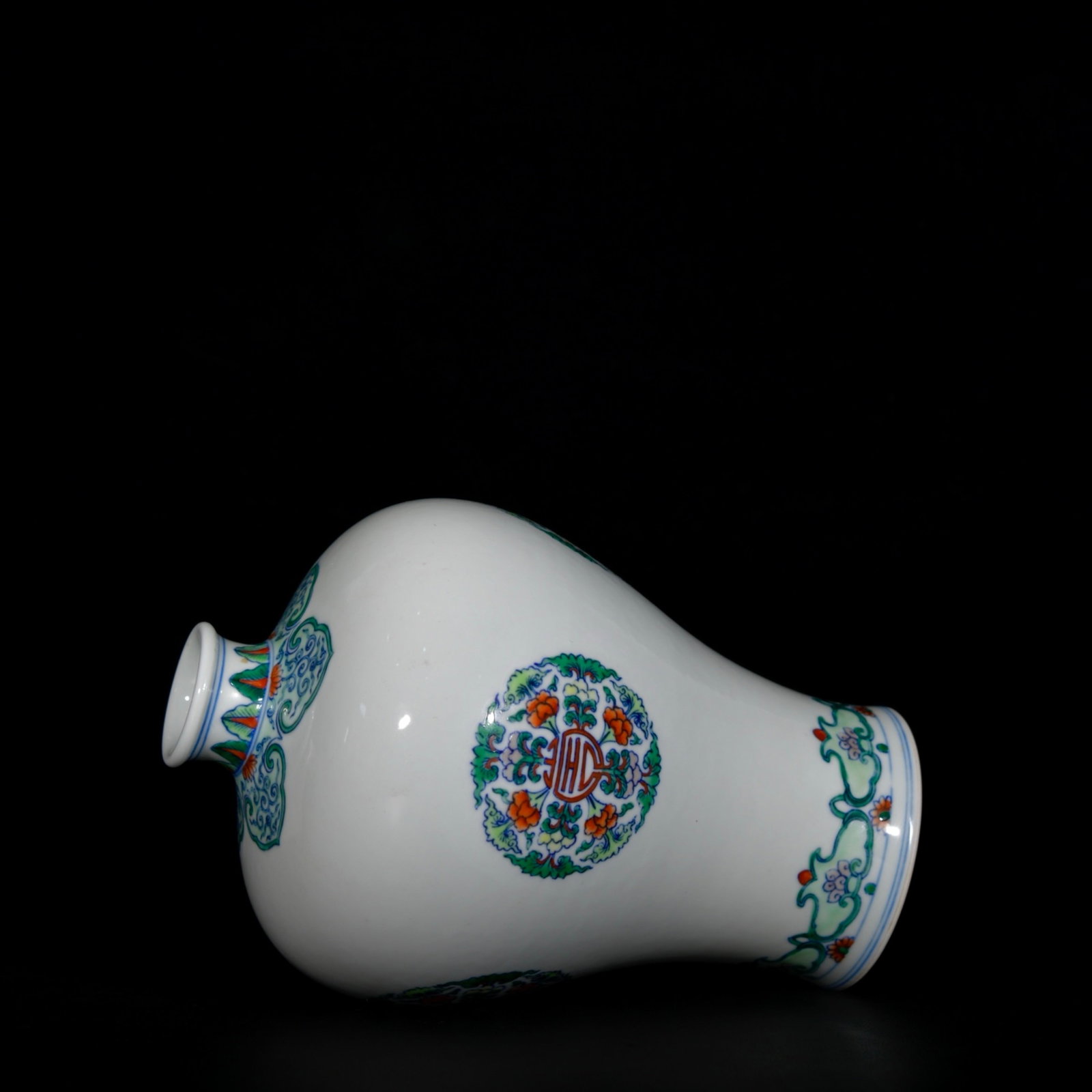 An Exquisite Doucai Flower Pattern Vase - 7