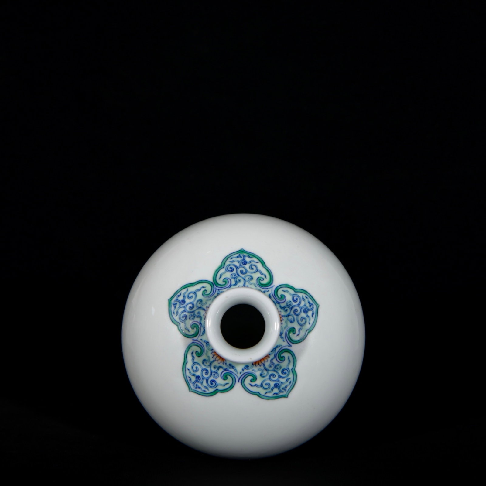 An Exquisite Doucai Flower Pattern Vase - 8