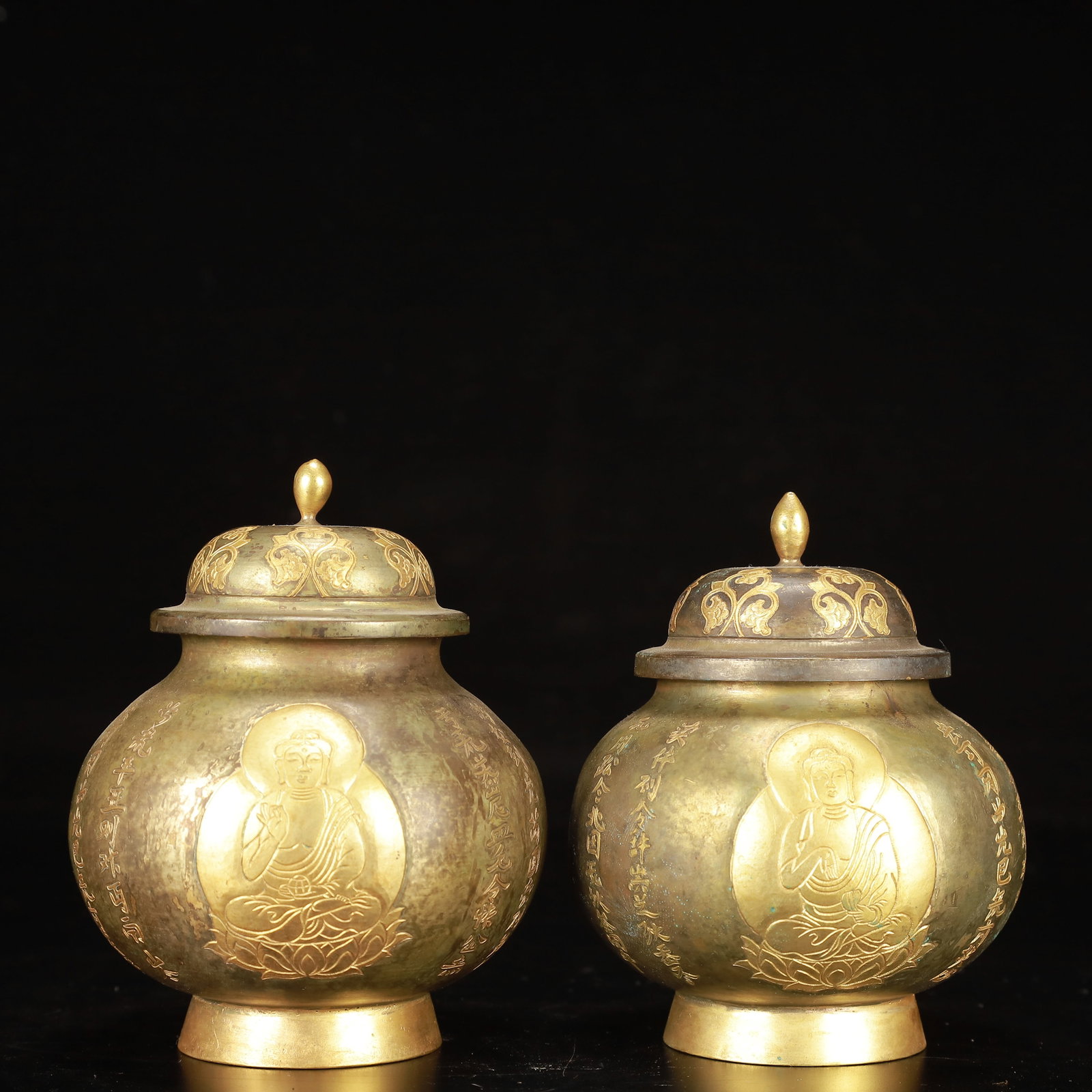 A Pair of Exquisite Gilt Bronze Buddha Statue Pattern Jars with Cover, With poem: A Pair of Exquisite Gilt Bronze Buddha Statue Pattern Jars with Cover, With poem,Qing Dynasty, China,Size:3.9inx4.3in,Weight:850g 一对铜鎏金佛像纹௢