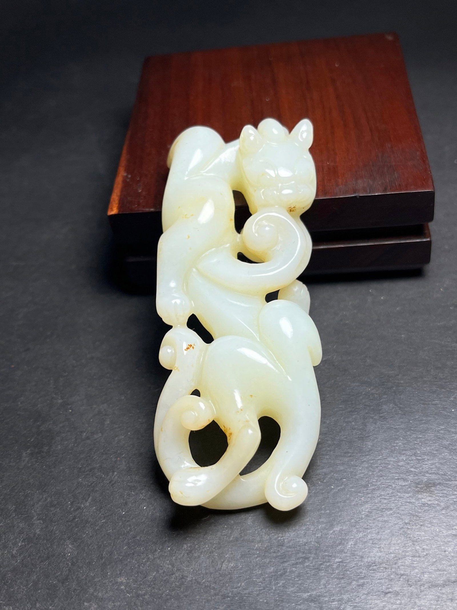 An Exquisite White Jade Dragon Hand Piece: An Exquisite White Jade Dragon Hand Piece,Qing Dynasty,China,Size:38mmx22mmx92mm,Weight:71g 白玉龙手把件,中国清代