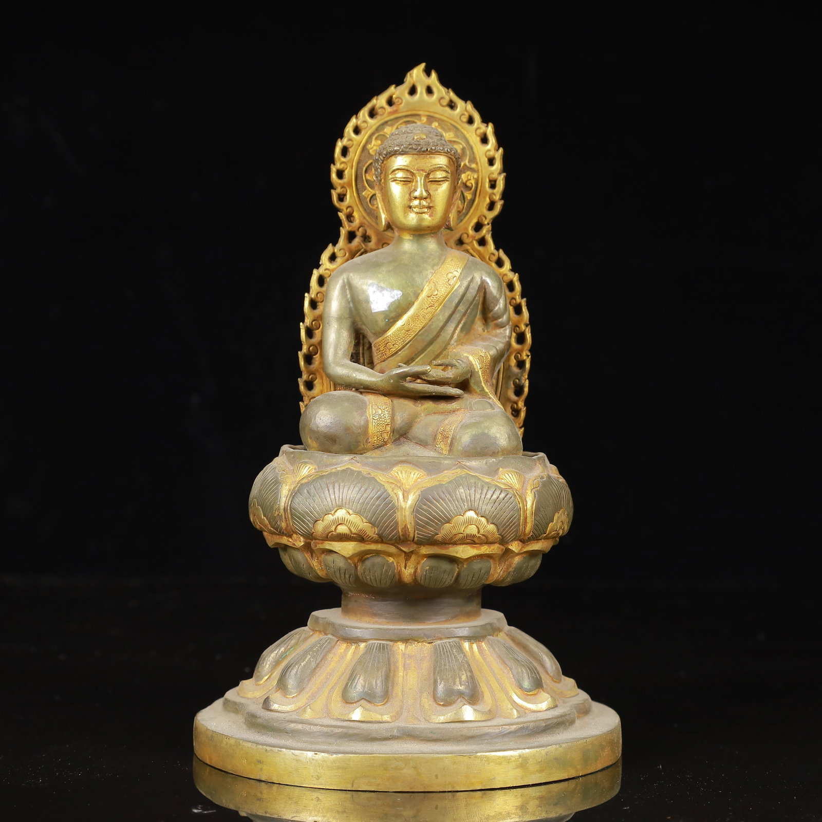 An Exquisite Gilt Silver Statue of Sakyamuni: An Exquisite Gilt Silver Statue of Sakyamuni,Qing Dynasty,China,Size:4.7inx7.5in,Weight:750g 银鎏金释迦摩尼像,中国清代