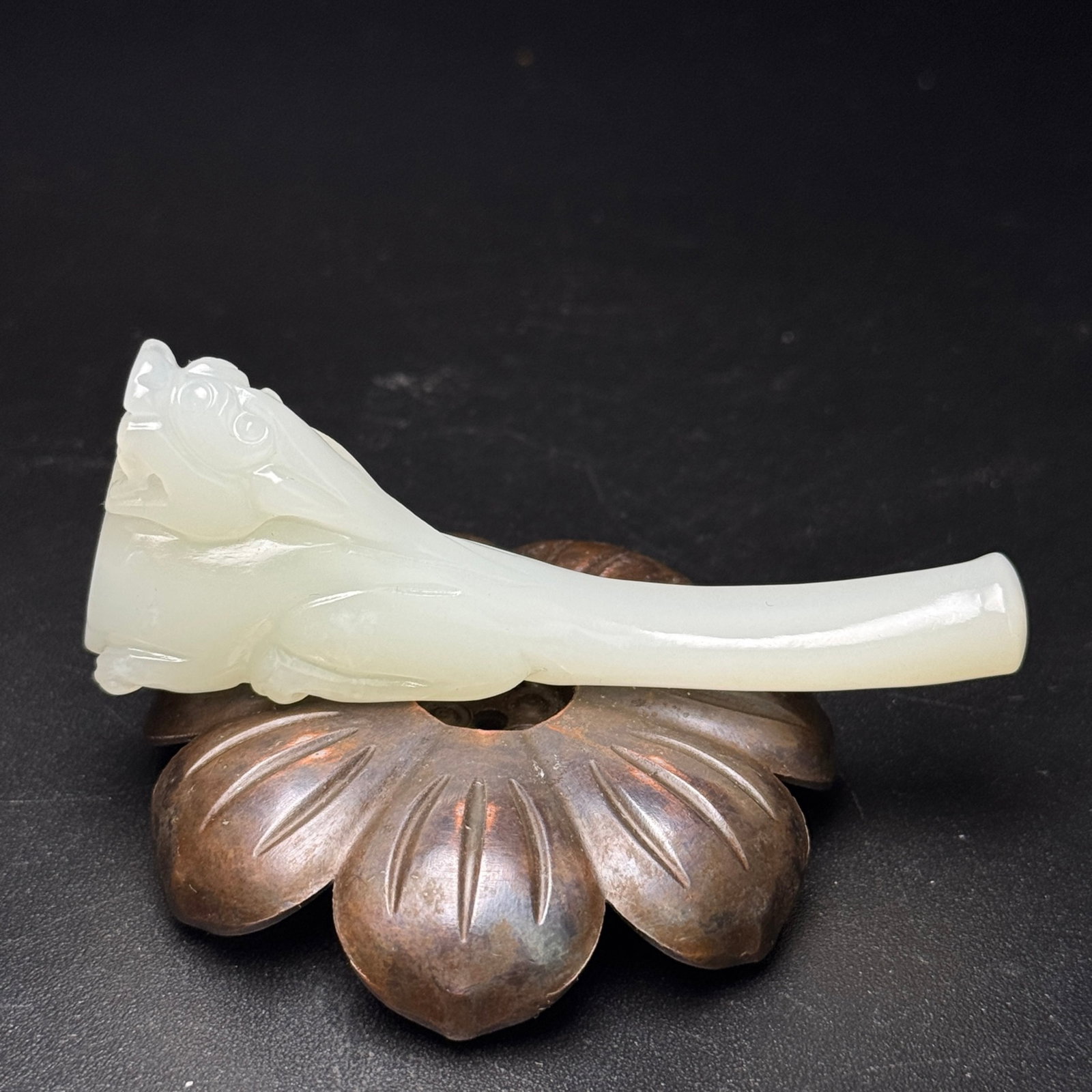 An Exquisite White Jade Dragon-head Pendant: An Exquisite White Jade Dragon-head Pendant,Qing Dynasty,China,Size:80mmx31mmx14mm,Weight:29g 白玉龙首挂件,中国清代