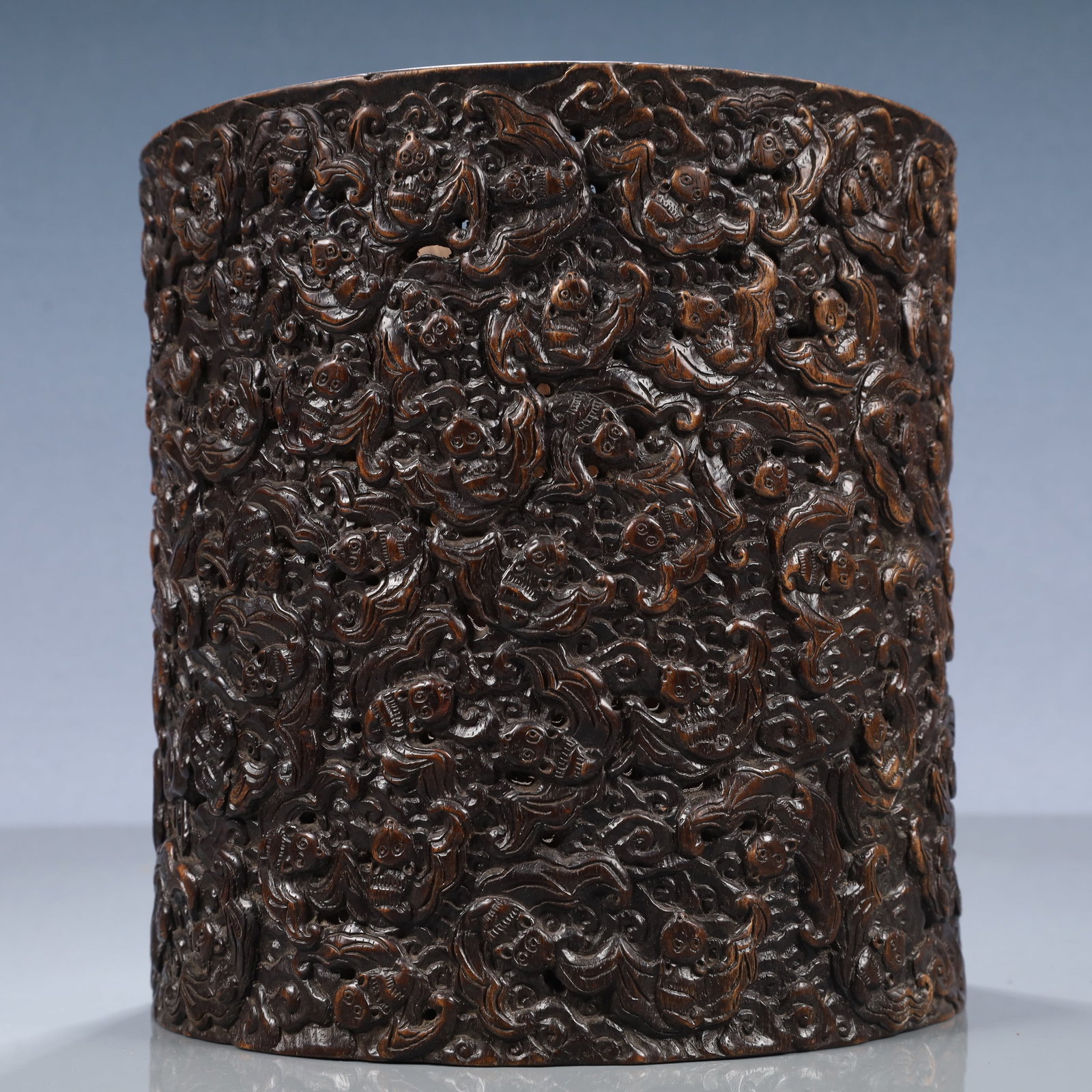 An Exquisite Zitanwood Auspicious Cloud and Bats Pattern Brush Pot: An Exquisite Zitanwood Auspicious Cloud and Bats Pattern Brush Pot,Qing Dynasty, China,Size:7.7inx7.9in,Weight:900g 紫檀木祥云蝙蝠纹笔筒,