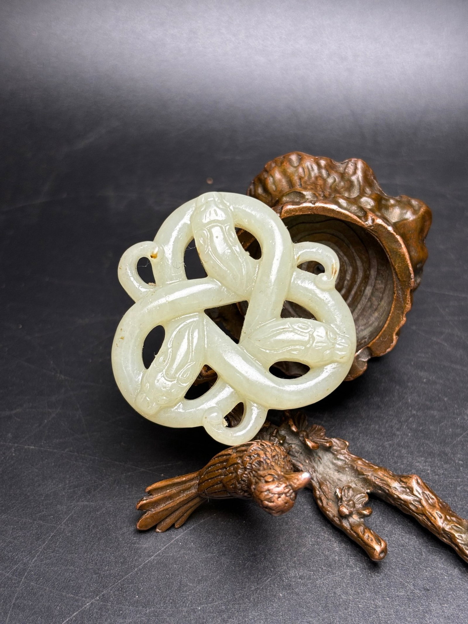 An Exquisite White Jade Dragon Pendant: An Exquisite White Jade Dragon Pendant,Qing Dynasty,China,Size:45mmx43mmx9mm,Weight:23g 白玉龙挂件,中国清代