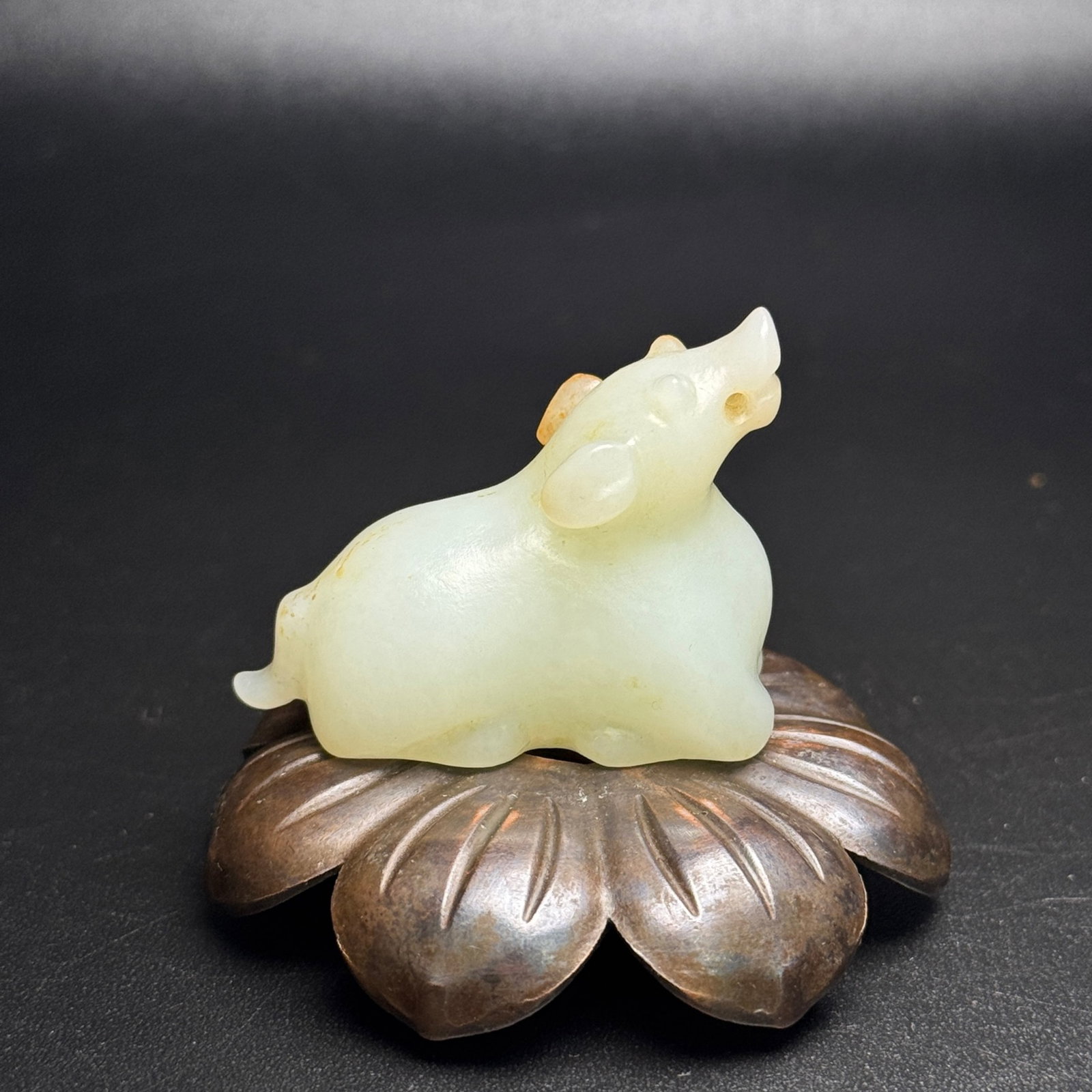 An Exquisite White Jade Auspicious Beast Pendant: An Exquisite White Jade Auspicious Beast Pendant,Qing Dynasty,China,Size:44mmx36mmx22mm,Weight:39g 白玉瑞兽挂件,中国清代