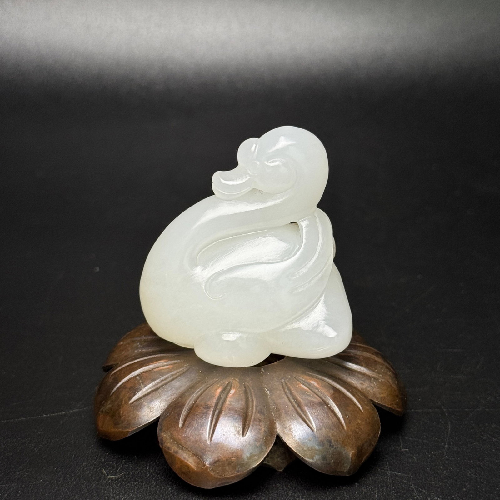 An Exquisite White Jade Goose Hand Piece: An Exquisite White Jade Goose Hand Piece,Qing Dynasty,China,Size:40mmx45mmx28mm,Weight:56g 白玉鹅手把件,中国清代
