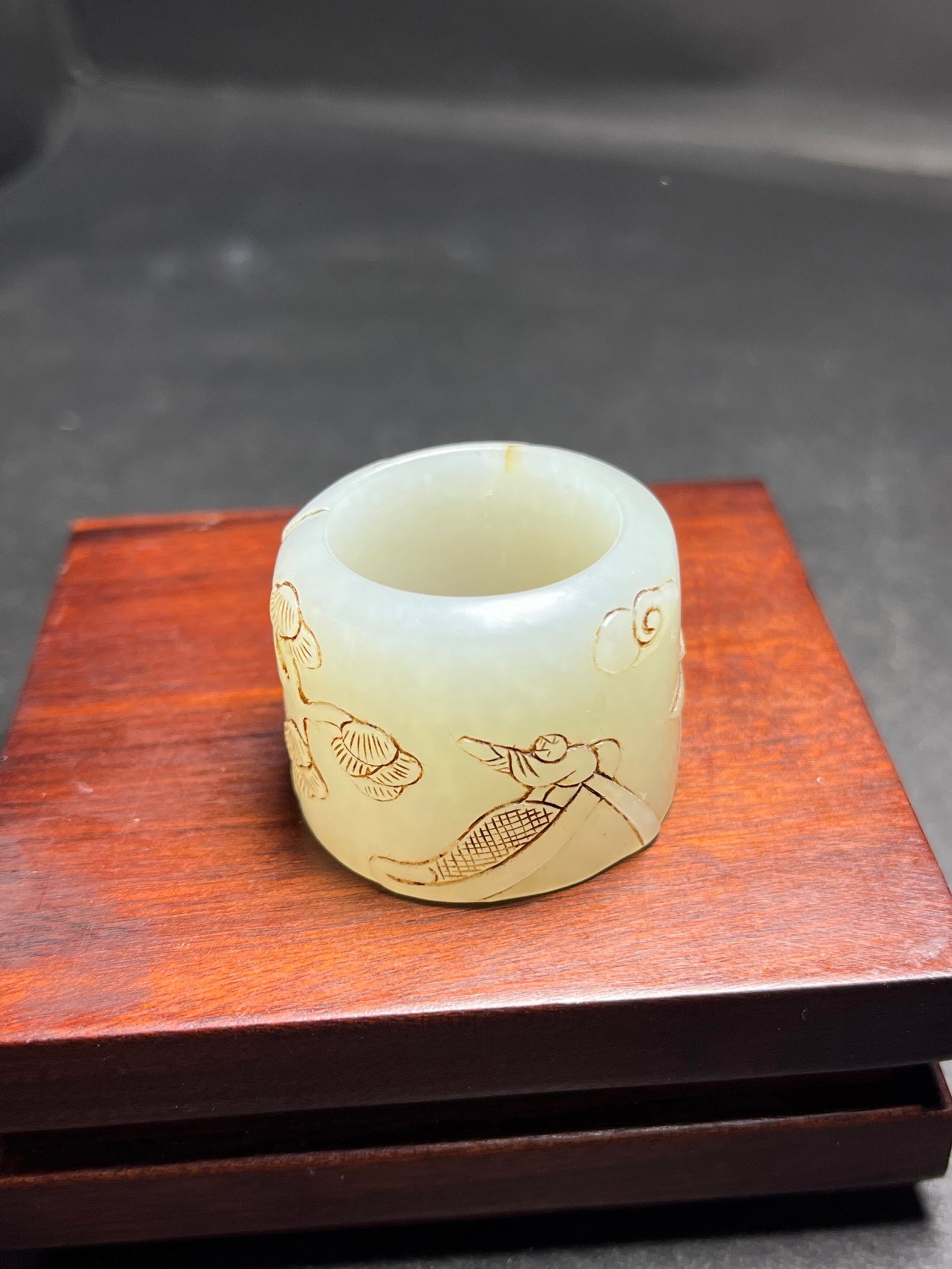 An Exquisite White Jade Landscape and Figure Pattern Fingerstall: An Exquisite White Jade Landscape and Figure Pattern Fingerstall,Qing Dynasty,China,Size:23mmx26mm,Weight:33g 白玉山水人物纹扳指,中国&
