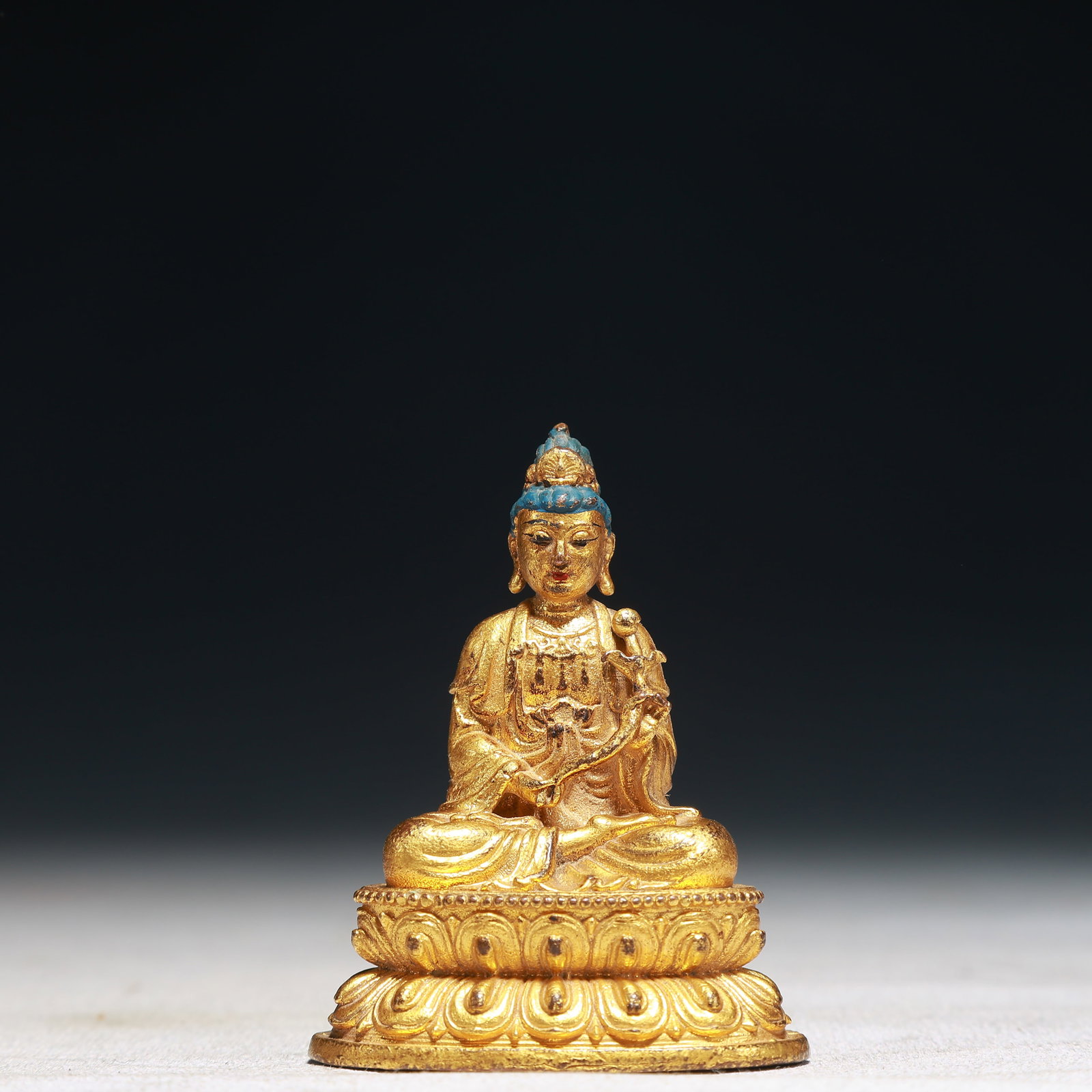 A Solemn Gilt Bronze Statue of Avalokitesvara: A Solemn Gilt Bronze Statue of Avalokitesvara,Qing Dynasty,China,Size:2inx1.2inx2.6in,Weight:150g 铜鎏金观音像,中国清代