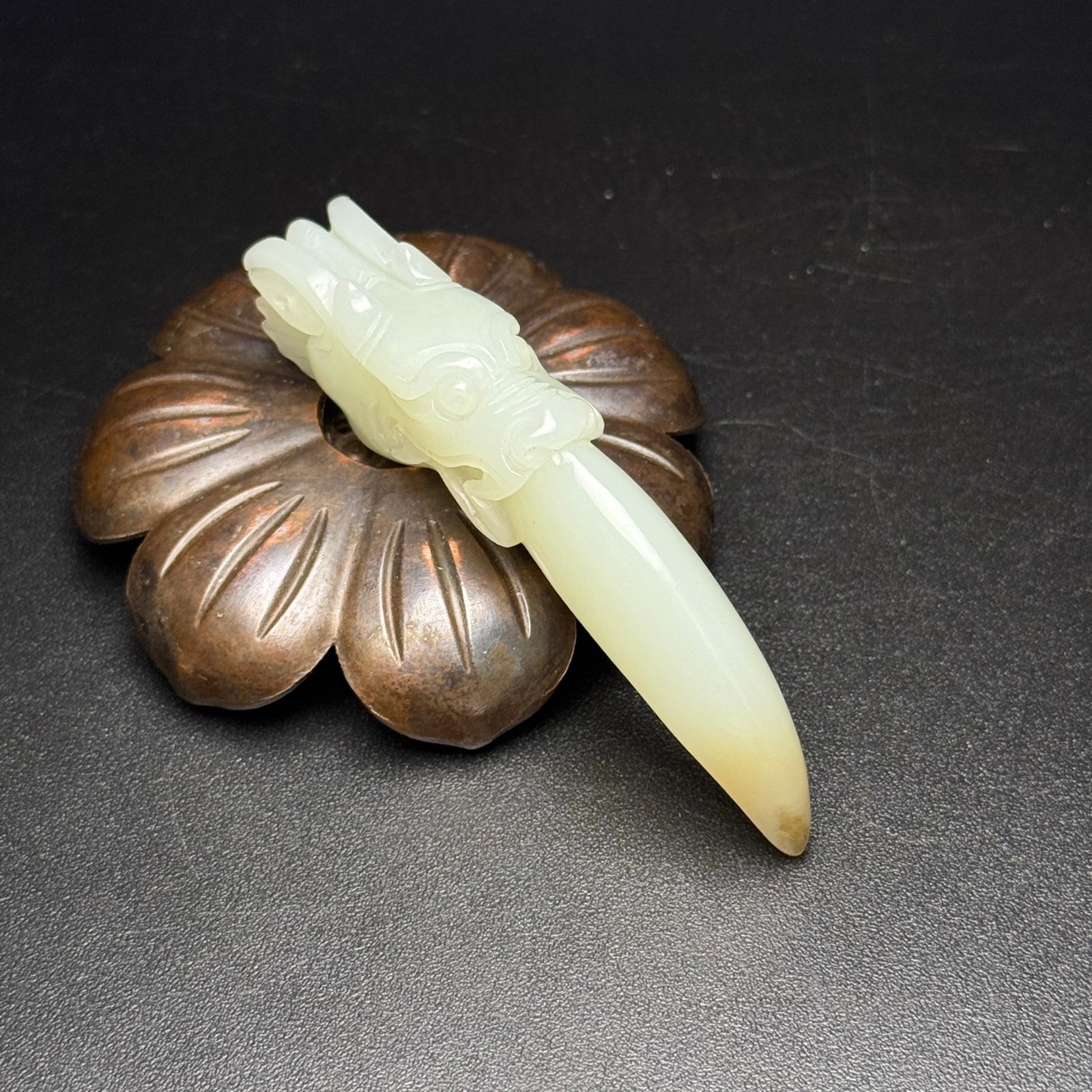An Exquisite White Jade Dragon-head Pendant: An Exquisite White Jade Dragon-head Pendant,Qing Dynasty,China,Size:68mmx24mmx13mm,Weight:26g 白玉龙首挂件,中国清代