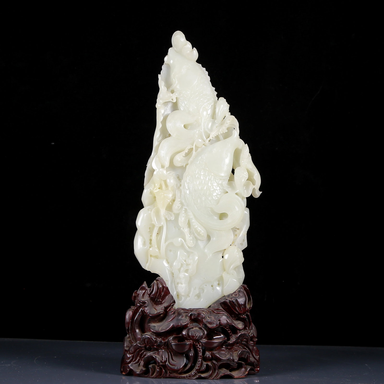 A Huge White Jade Fish Pattern Ornament: A Huge White Jade Fish Pattern Ornament,Qing Dynasty, China,Size:6.7inx0.8inx15.7in,Weight:2135g 白玉鱼纹摆件，清代