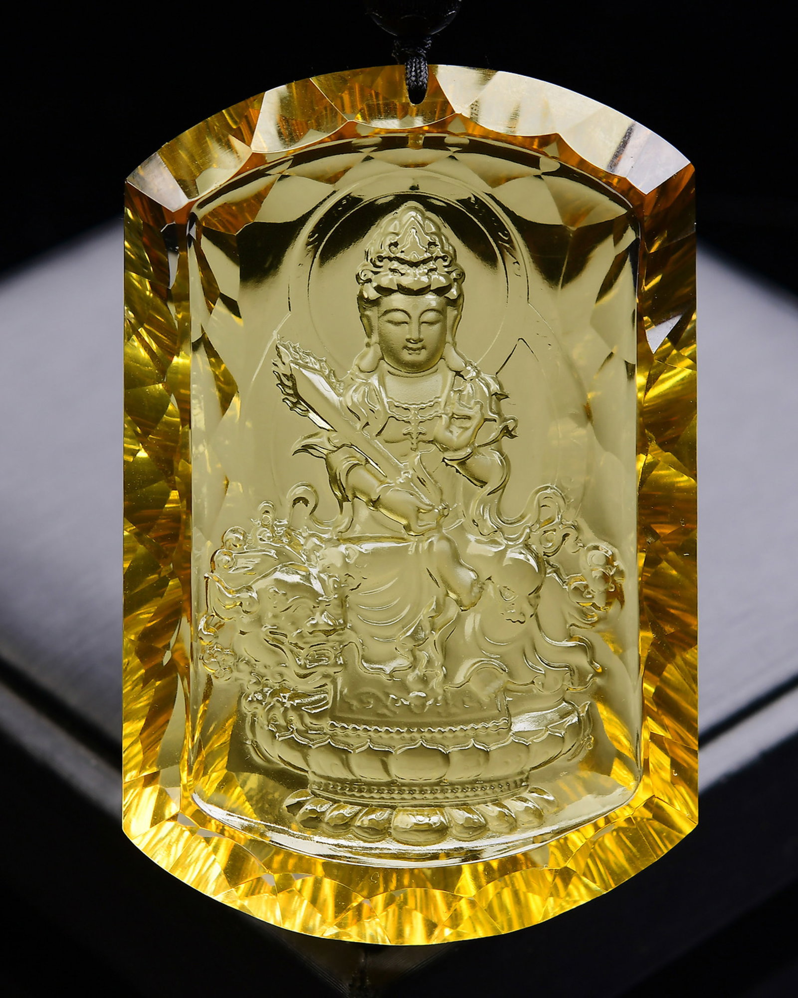An Exquisite Crystal Statue of Manjusri Pattern Pendant: An Exquisite Crystal Statue of Manjusri Pattern Pendant,Size:70mmx46mmx15mm,Weight:93.7g 水晶文殊菩萨像纹吊坠