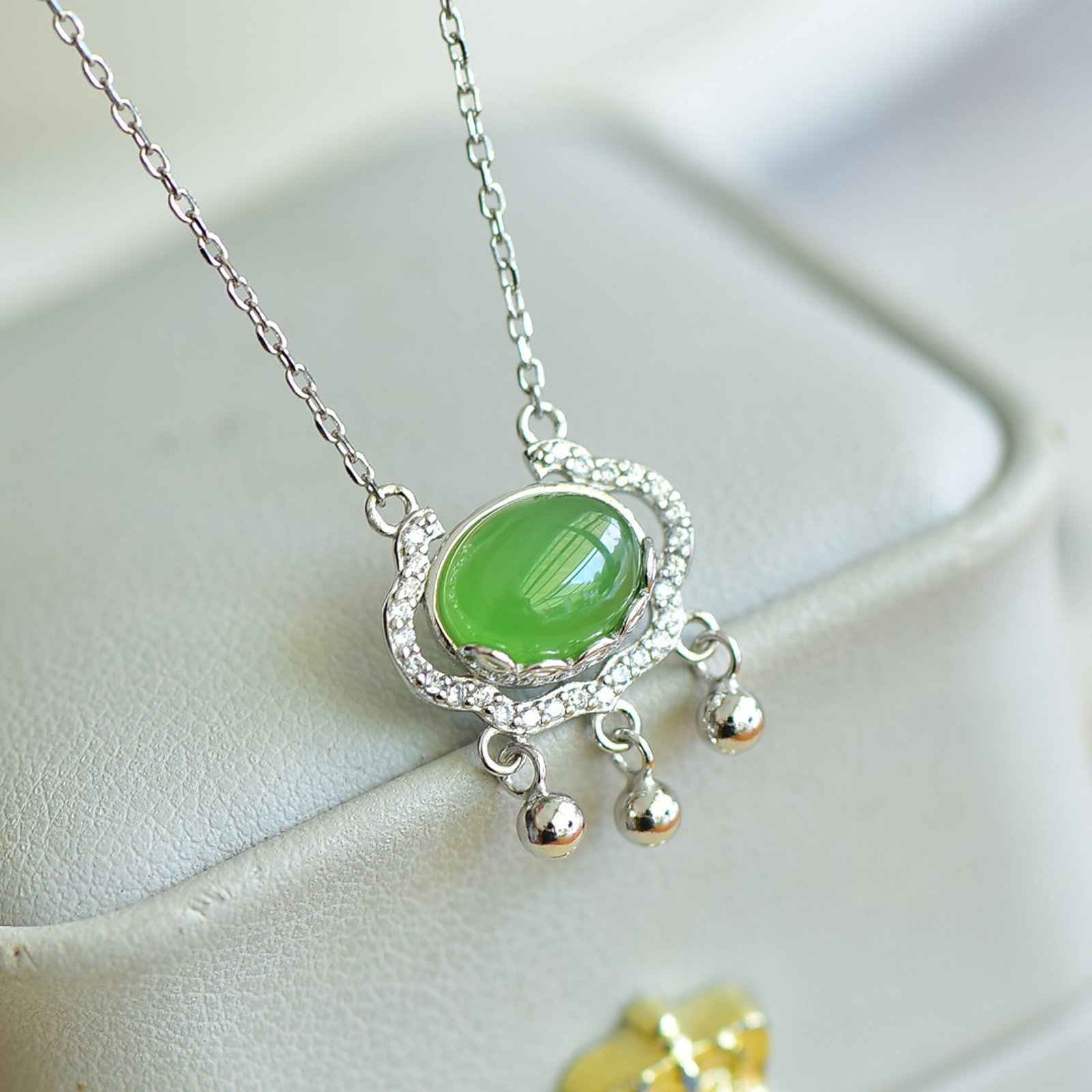 An Exquisite Sterling Silver Inlaid Jasper Pendant,Inlaid Diamonds: An Exquisite Sterling Silver Inlaid Jasper Pendant,Inlaid Diamonds,Size:7mmx9mm 纯银镶碧玉吊坠,嵌钻石