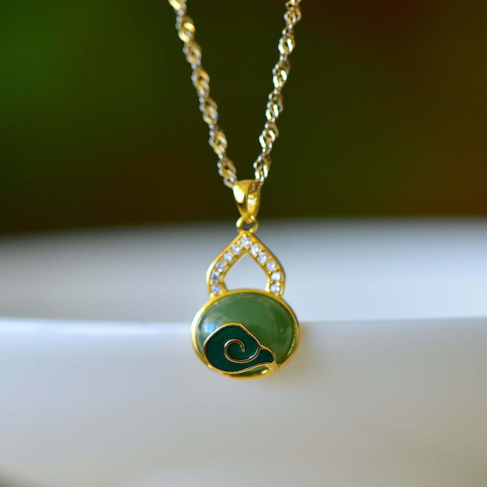 An Exquisite Sterling Silver-Gold Plated Inlaid Jasper Pendant,Inlaid Diamond: An Exquisite Sterling Silver-Gold Plated Inlaid Jasper Pendant,Inlaid Diamond,Size:8mmx10mm 纯银镀金镶碧玉吊坠,嵌钻石