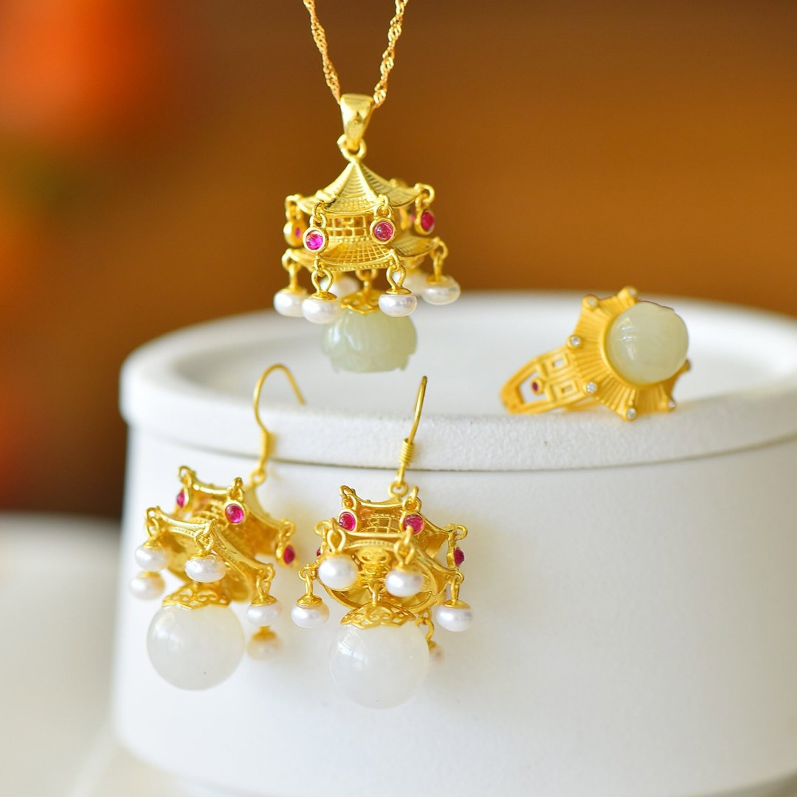 A Set of Fine Sterling Silver-Gold Plated Inlaid White Jade Jewelrys,Inlaid Pearl: A Set of Fine Sterling Silver-Gold Plated Inlaid White Jade Jewelrys,Inlaid Pearl 一套纯银镀金镶白玉首饰,嵌珍珠