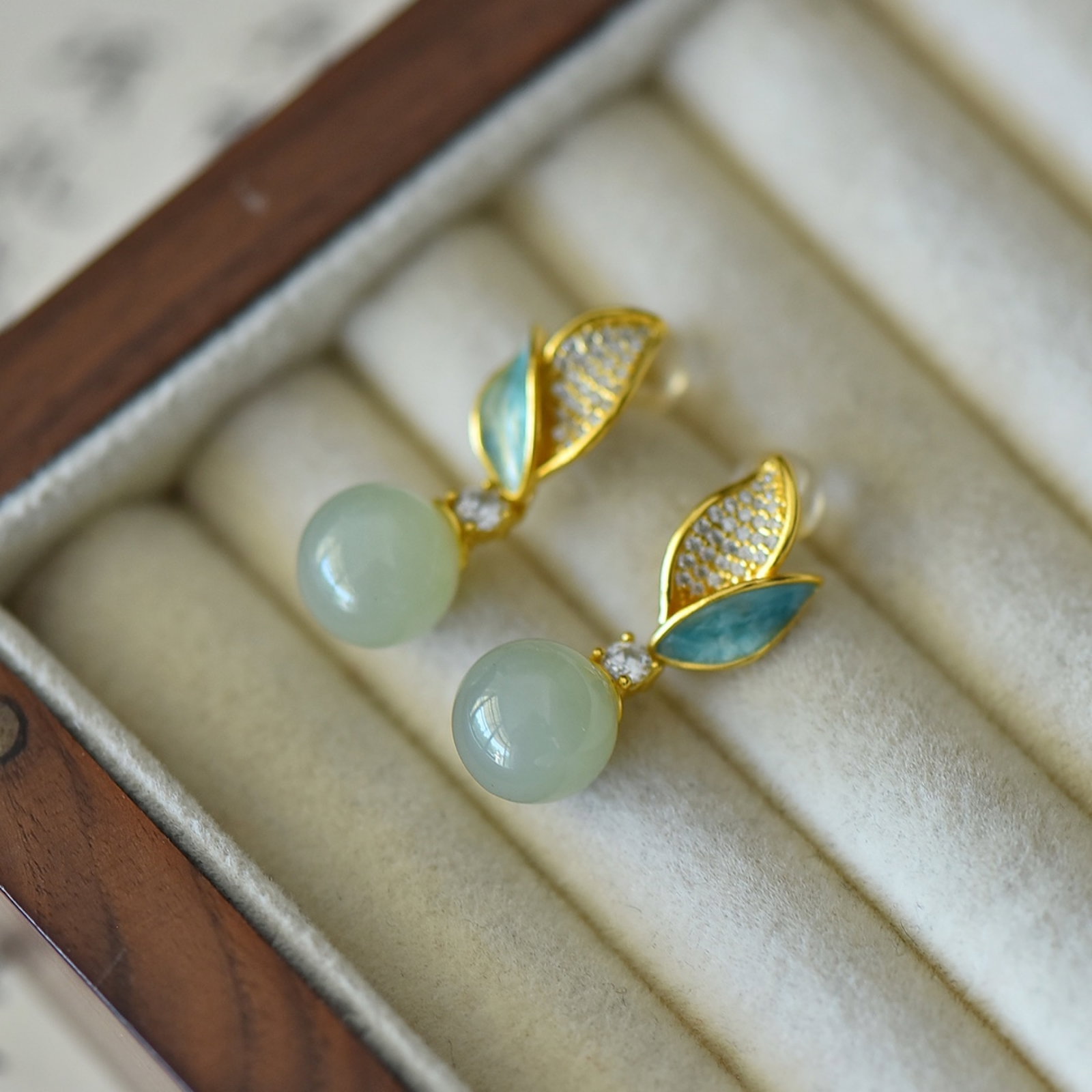 A Pair of Exquisite Sterling Silver-Gold Plated Inlaid Greenish Jade Enamel Earrings,Inlaid Diamond: A Pair of Exquisite Sterling Silver-Gold Plated Inlaid Greenish Jade Enamel Earrings,Inlaid Diamond,Size:10mmx10mm
