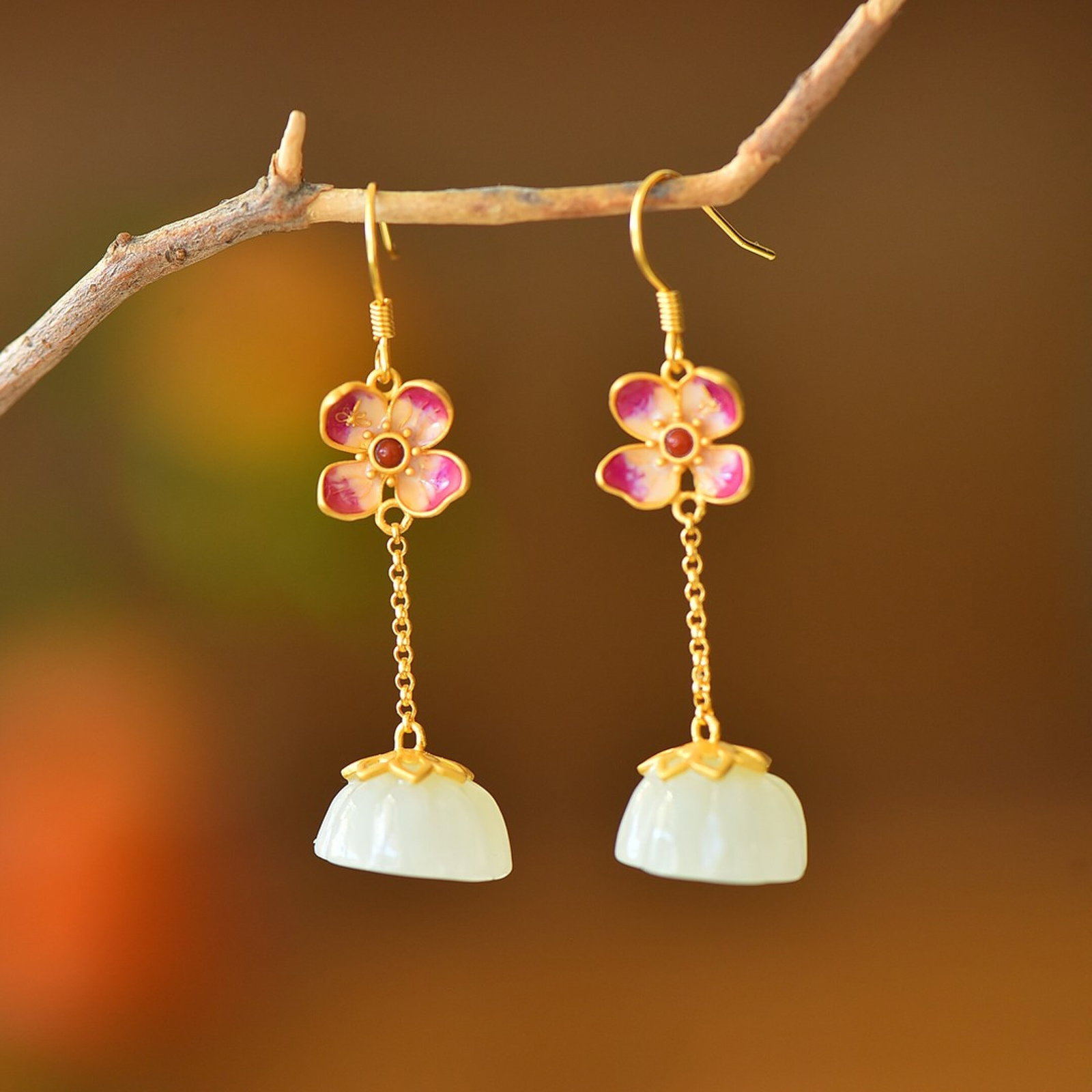 A Pair of Exquisite Sterling Silver-Gold Plated Inlaid White Jade Enamel Earrings: A Pair of Exquisite Sterling Silver-Gold Plated Inlaid White Jade Enamel Earrings,Size:14mmx14mm