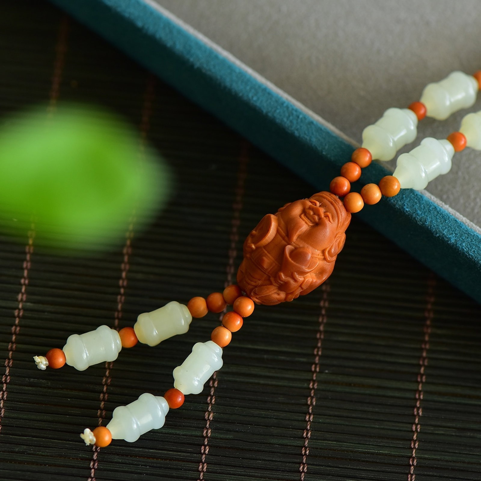 An Exquisite White Jade Necklace: An Exquisite White Jade Necklace,Size:13mmx8mm 寓意:福气多多 财源滚滚 白玉项链