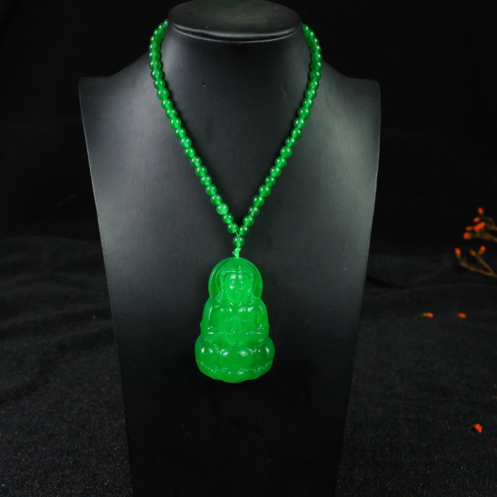 An Exquisite Jadeite Avalokitesvara Pattern Pendant: An Exquisite Jadeite Avalokitesvara Pattern Pendant，Size:67mmx41mmx15mm 翡翠观音像纹挂件