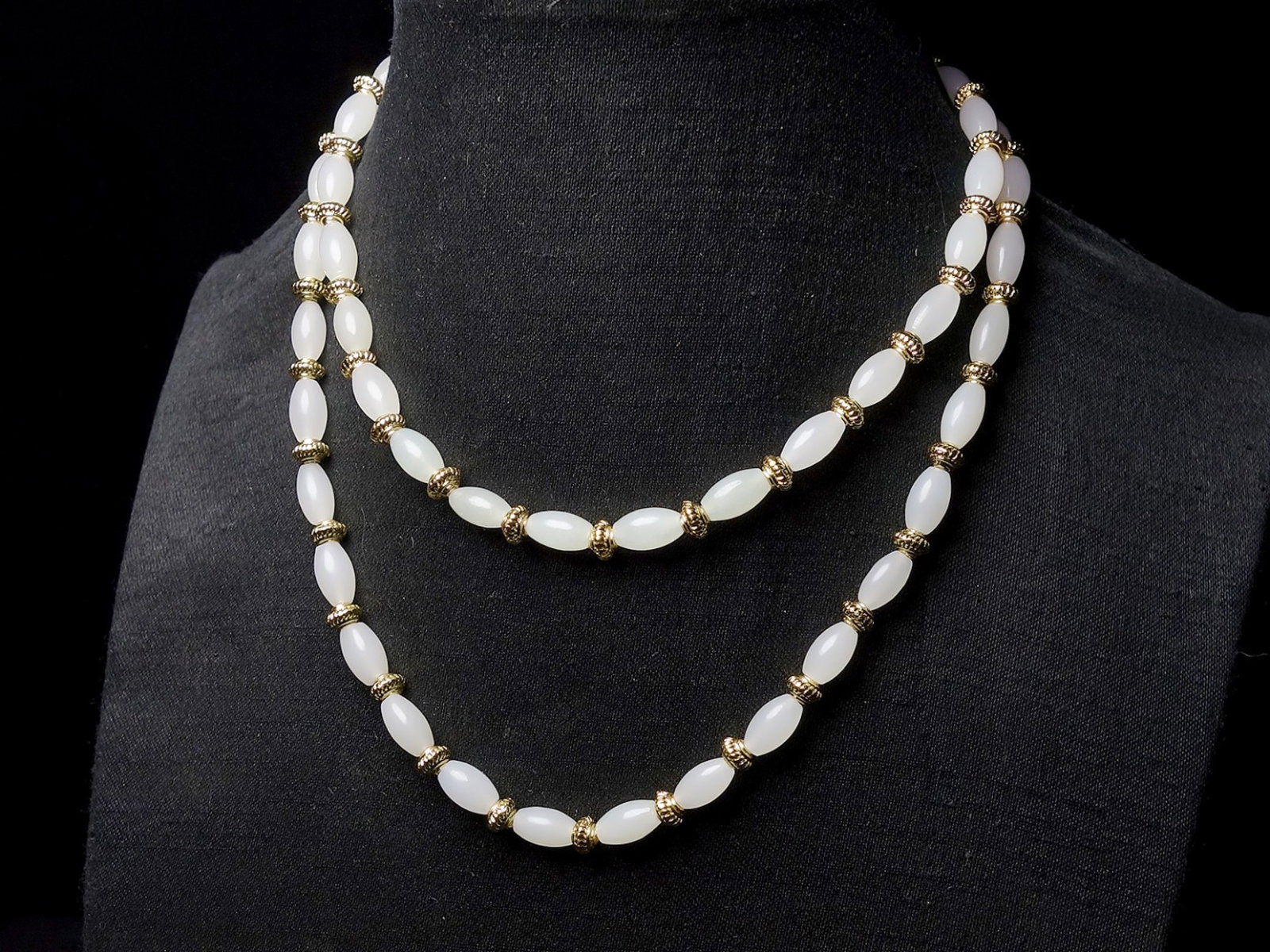 An Exquisite White Jade Bracelets: An Exquisite White Jade Bracelets,Size:(bead)5mmx9mm 白玉手链