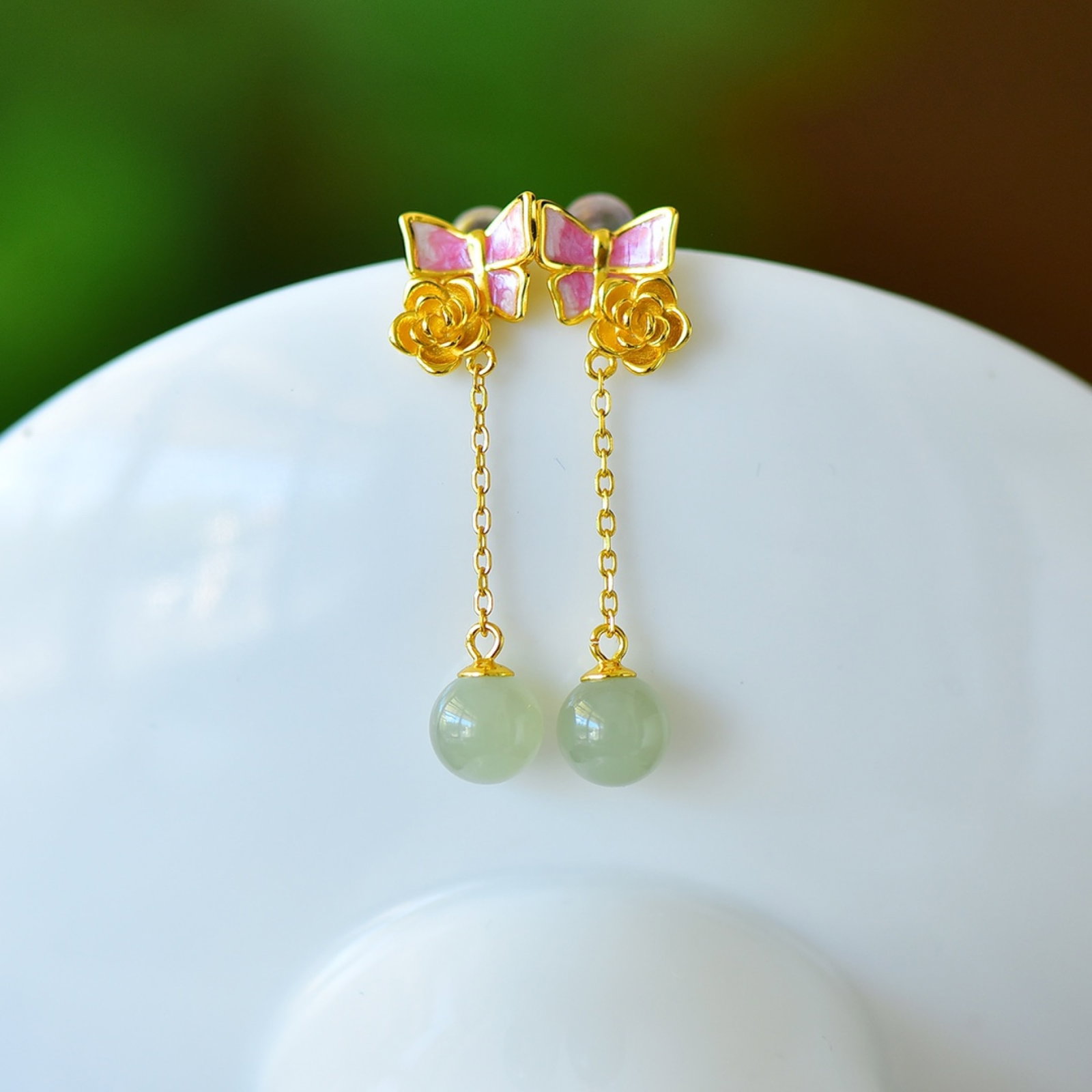 A Pair of Exquisite Sterling Silver-Gold Plated Inlaid Sapphire Enamel Earrings: A Pair of Exquisite Sterling Silver-Gold Plated Inlaid Sapphire Enamel Earrings Size:8mmx8mm 一对纯银镀金镶青玉珐琅耳环