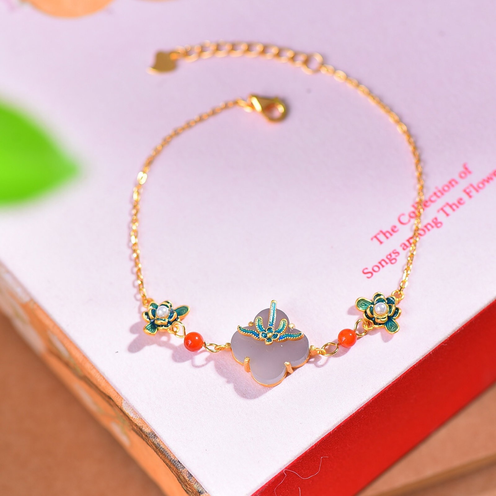 An Exquisite Sterling Silver-Gold Plated Inlaid White Jade Enamel Bracelets,Inlaid Pearls: An Exquisite Sterling Silver-Gold Plated Inlaid White Jade Enamel Bracelets,Inlaid Pearls,Size:14mmx14mm