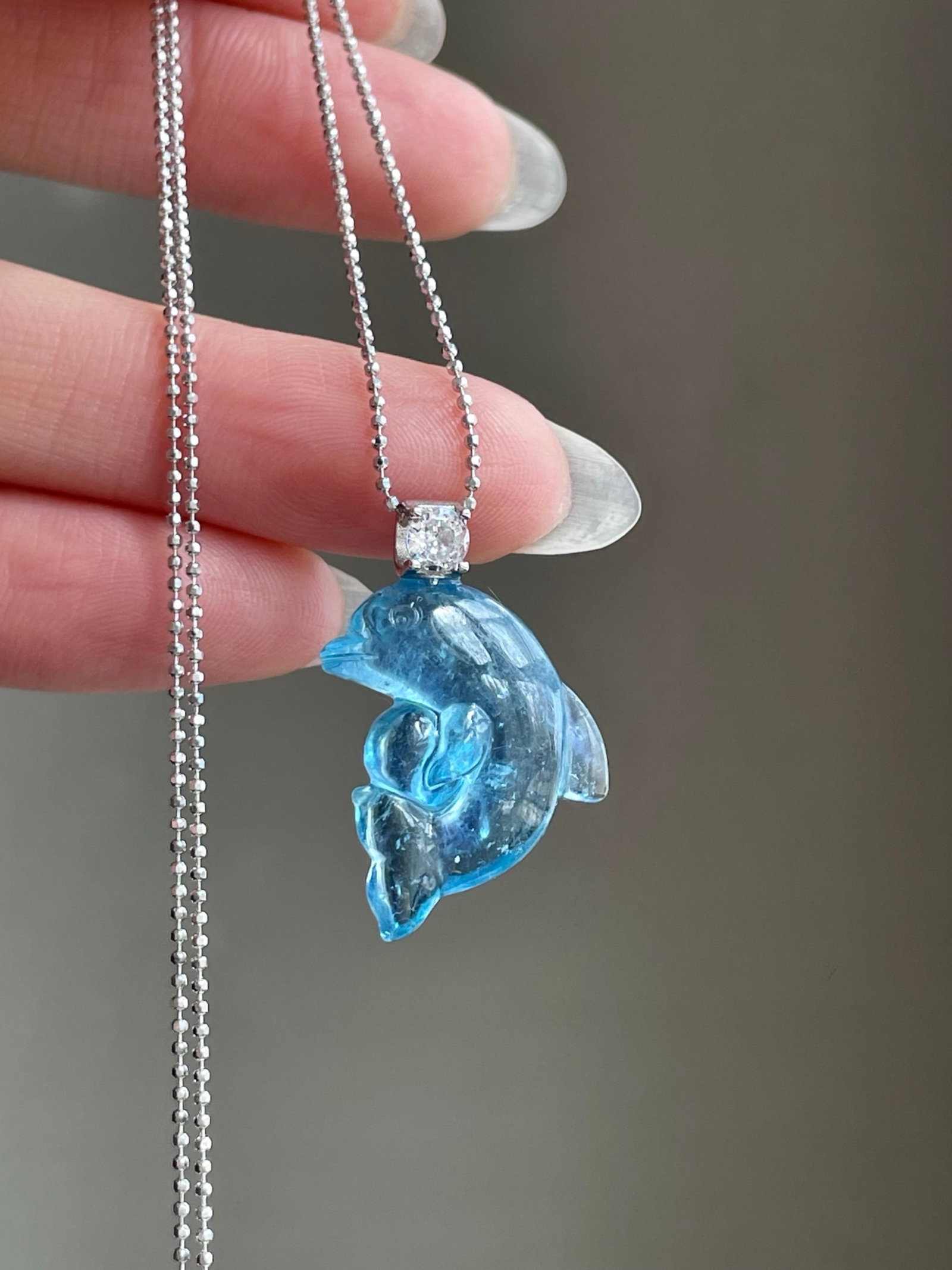 An Exquisite Sterling Silver Inlaid Aquamarine Dolpin Pendant: An Exquisite Sterling Silver Inlaid Aquamarine Dolpin Pendant,Size:27mmx18mmx6.5mm,Weight:2.9g。032315 纯银镶海蓝宝海豚吊坠