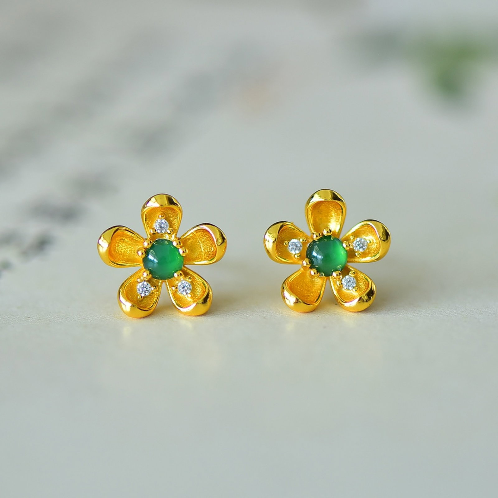 A Pair of Exquisite Sterling Silver-Gold Plated Inlaid Jadeite Earrings,Inlaid Diamond: A Pair of Exquisite Sterling Silver-Gold Plated Inlaid Jadeite Earrings,Inlaid Diamond,Size:4mmx4mm