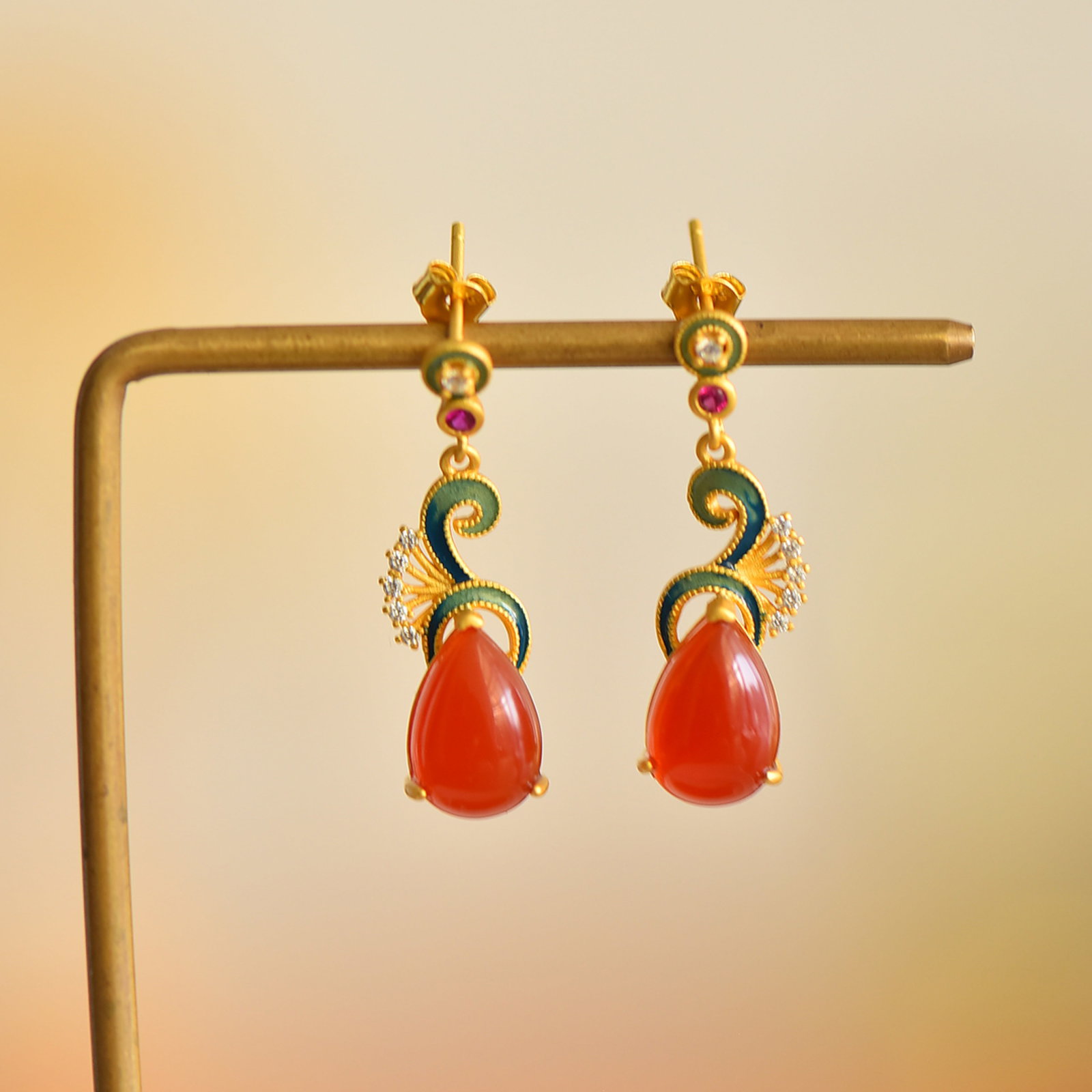A Pair of Exquisite Sterling Silver-Gold Plated Inlaid Agate Earrings: A Pair of Exquisite Sterling Silver-Gold Plated Inlaid Agate Earrings 一对纯银镀金镶玛瑙耳环