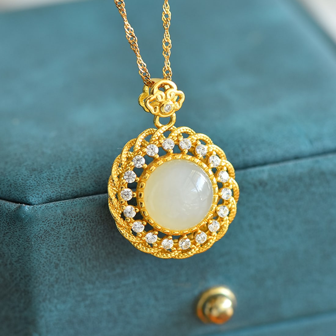 An Exquisite Sterling Silver-Gold Plated Inlaid White Jade Pendant,Inlaid Diamonds: An Exquisite Sterling Silver-Gold Plated Inlaid White Jade Pendant,Inlaid Diamonds,Size:10mmx10mm 纯银镀金镶白玉吊坠,嵌钻石