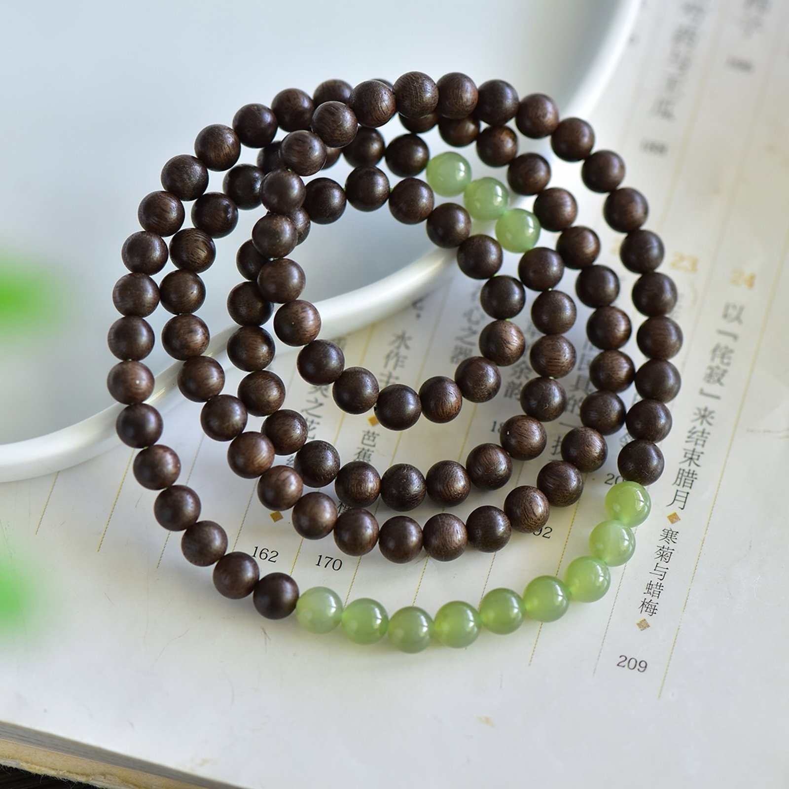 An Exquisite Greenish Jade Eaglewood Bracelets: An Exquisite Greenish Jade Eaglewood Bracelets，Size：7mm 青白玉沉香木手串